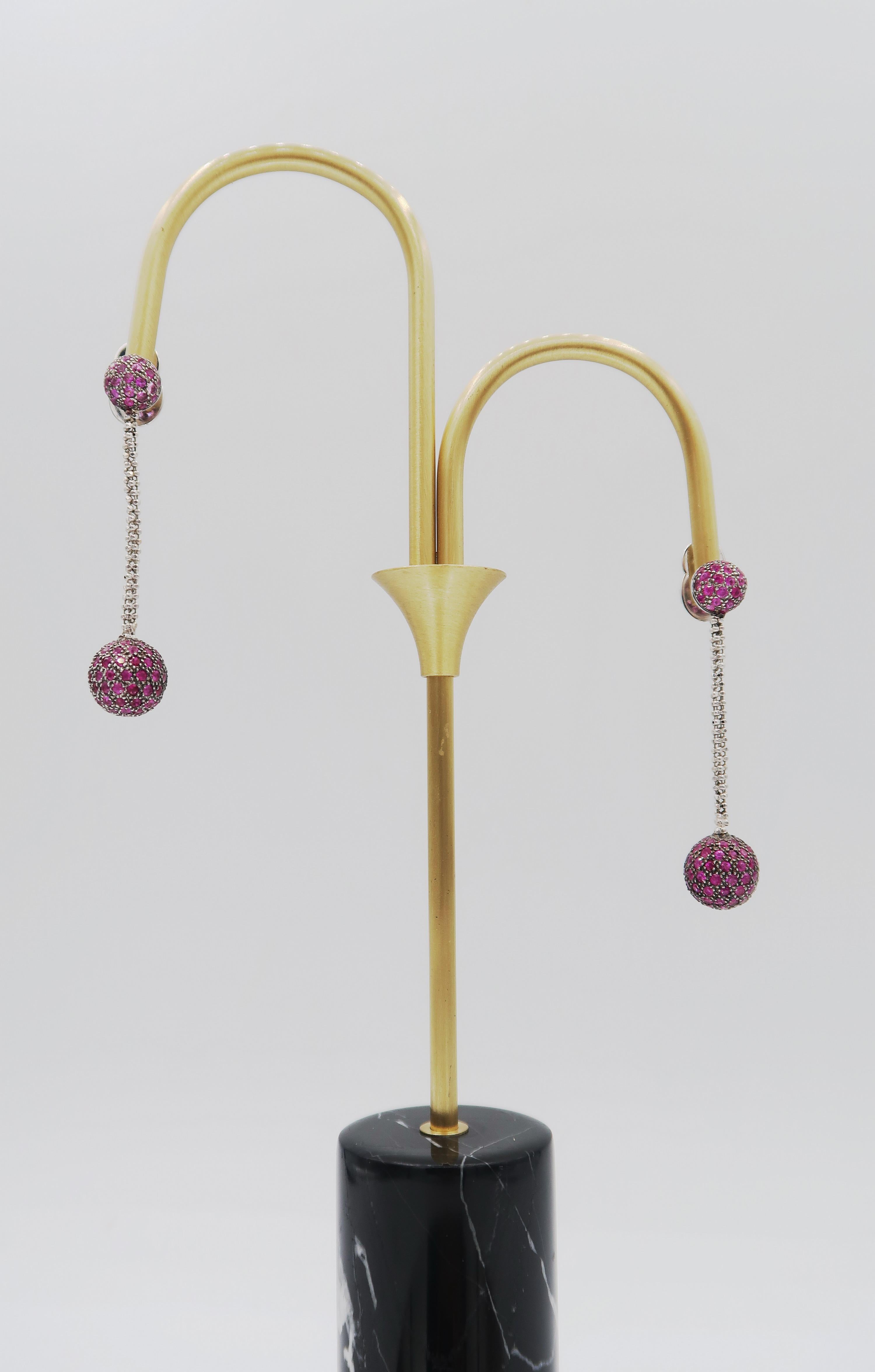 Taglio rotondo Orecchini pendenti a sfera con zaffiro rosa in oro bianco 18 carati in vendita