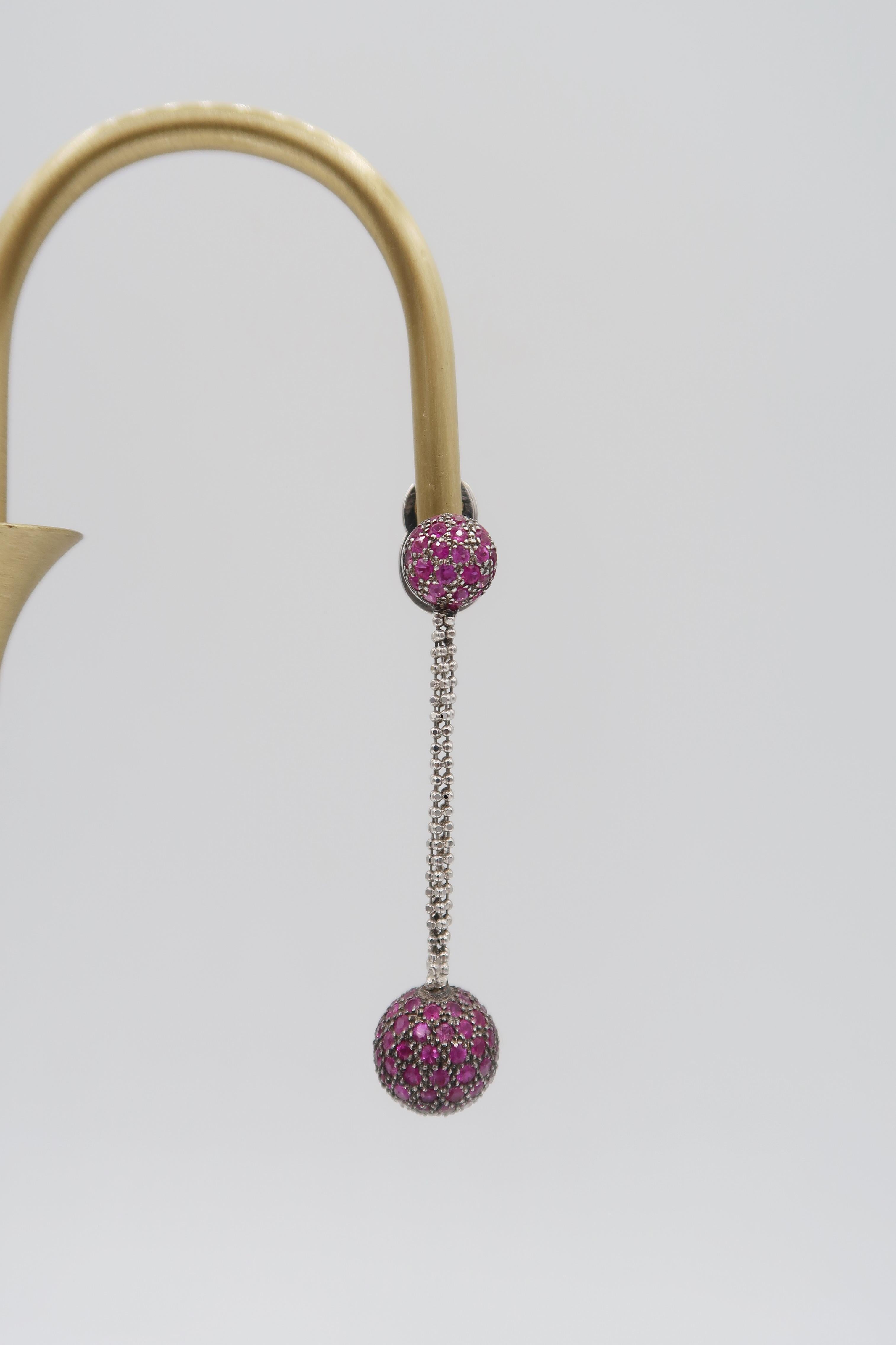 Orecchini pendenti a sfera con zaffiro rosa in oro bianco 18 carati In condizioni Nuovo in vendita a Bangkok, TH