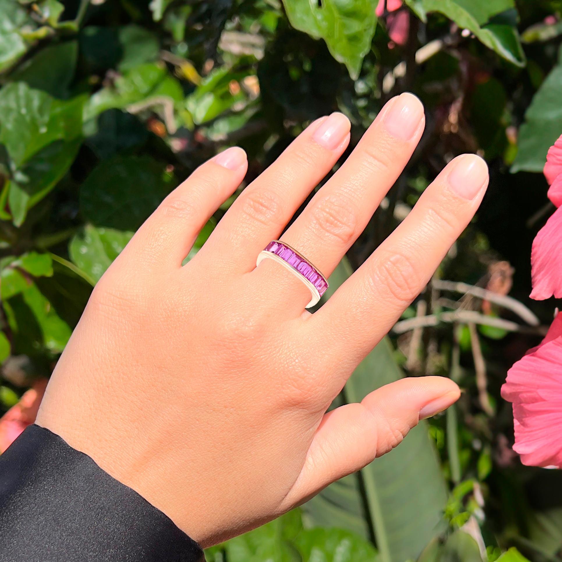 Contemporary Pink Sapphire Band Ring 1.51 Carats 14K Yellow Gold For Sale