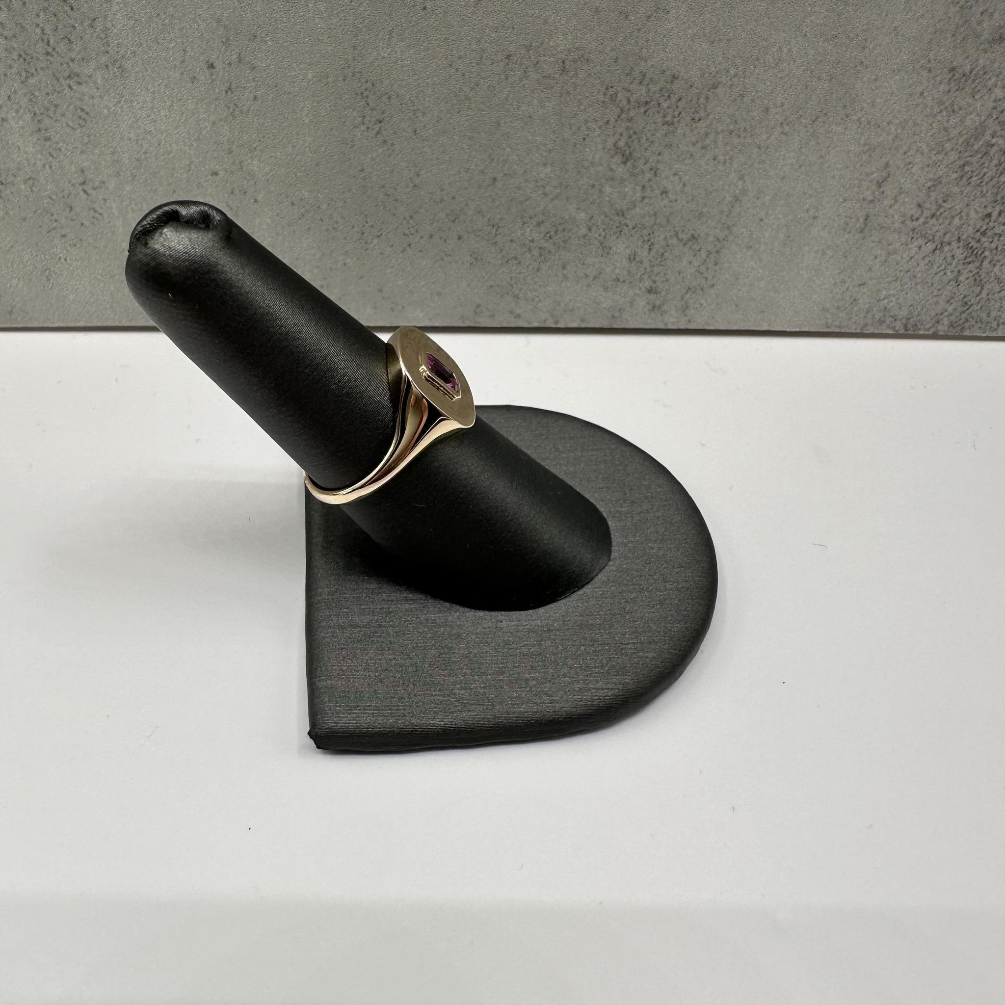 Rosa Saphir Lünette Set Ring in 14kt Gelbgold - 0,41ctw, Größe 6,5, neu (Smaragdschliff) im Angebot