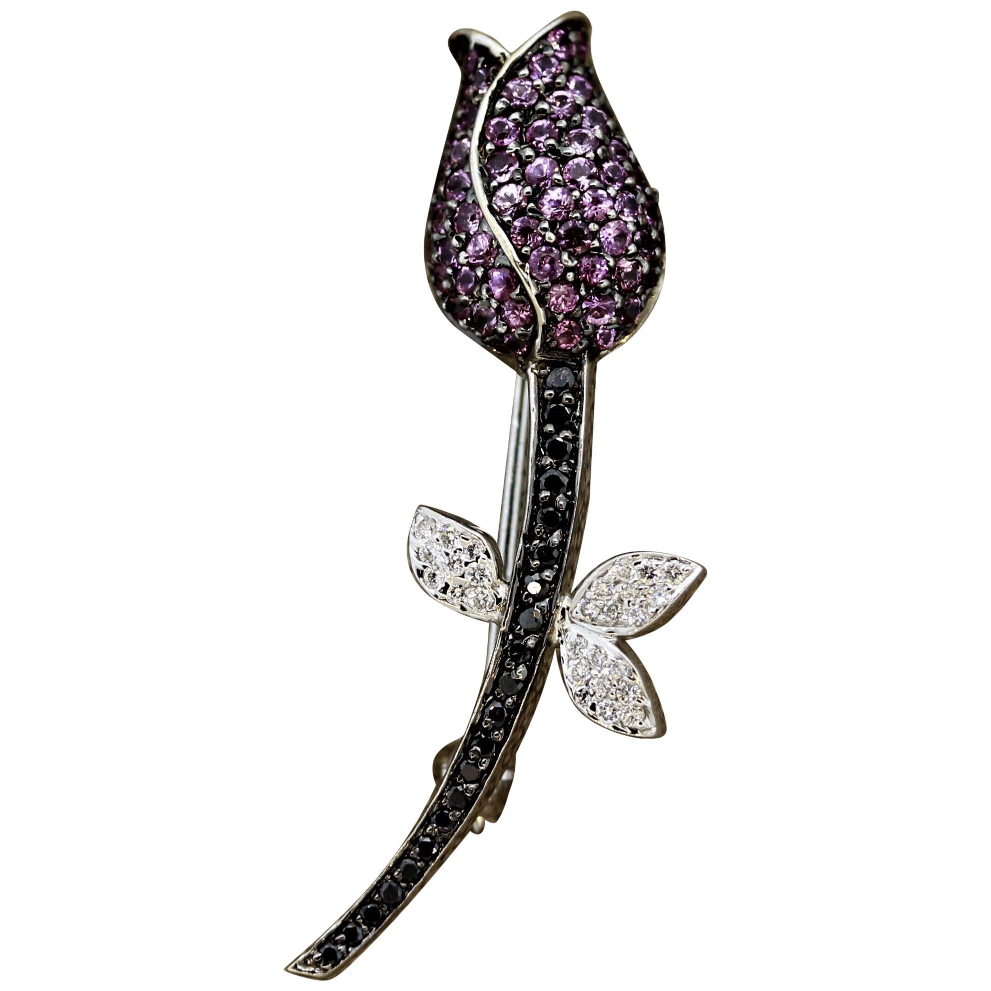 Broche fleur en or avec saphir rose, diamant noir et blanc et épingle en forme de diamant