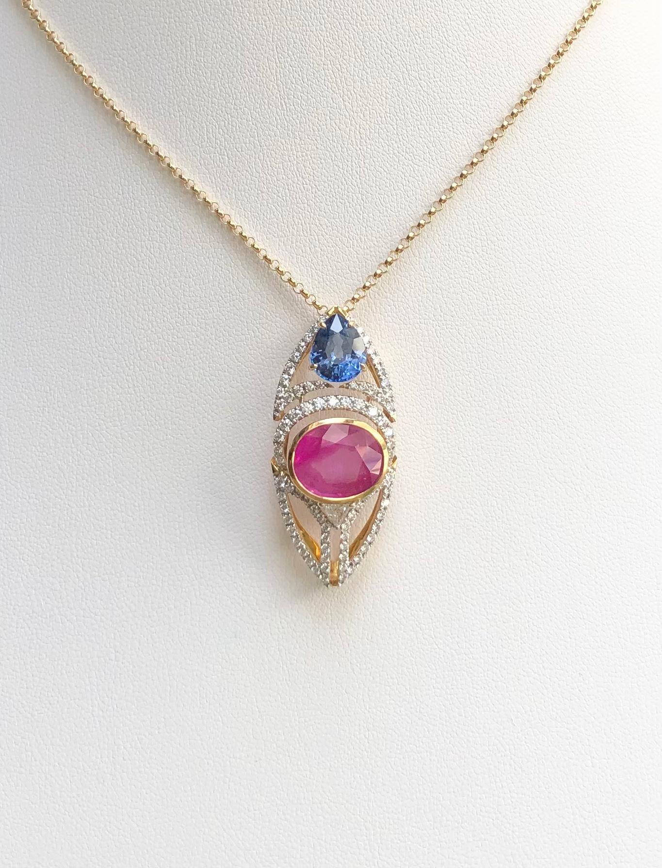Zaffiro rosa da 5,98 carati, zaffiro blu da 2,99 carati e diamante da 0,92 carati incastonati in oro 18 carati
(catena non inclusa)

Larghezza: 1.8 cm 
Lunghezza: 3.8 cm
Peso totale: 7.92 grammi

