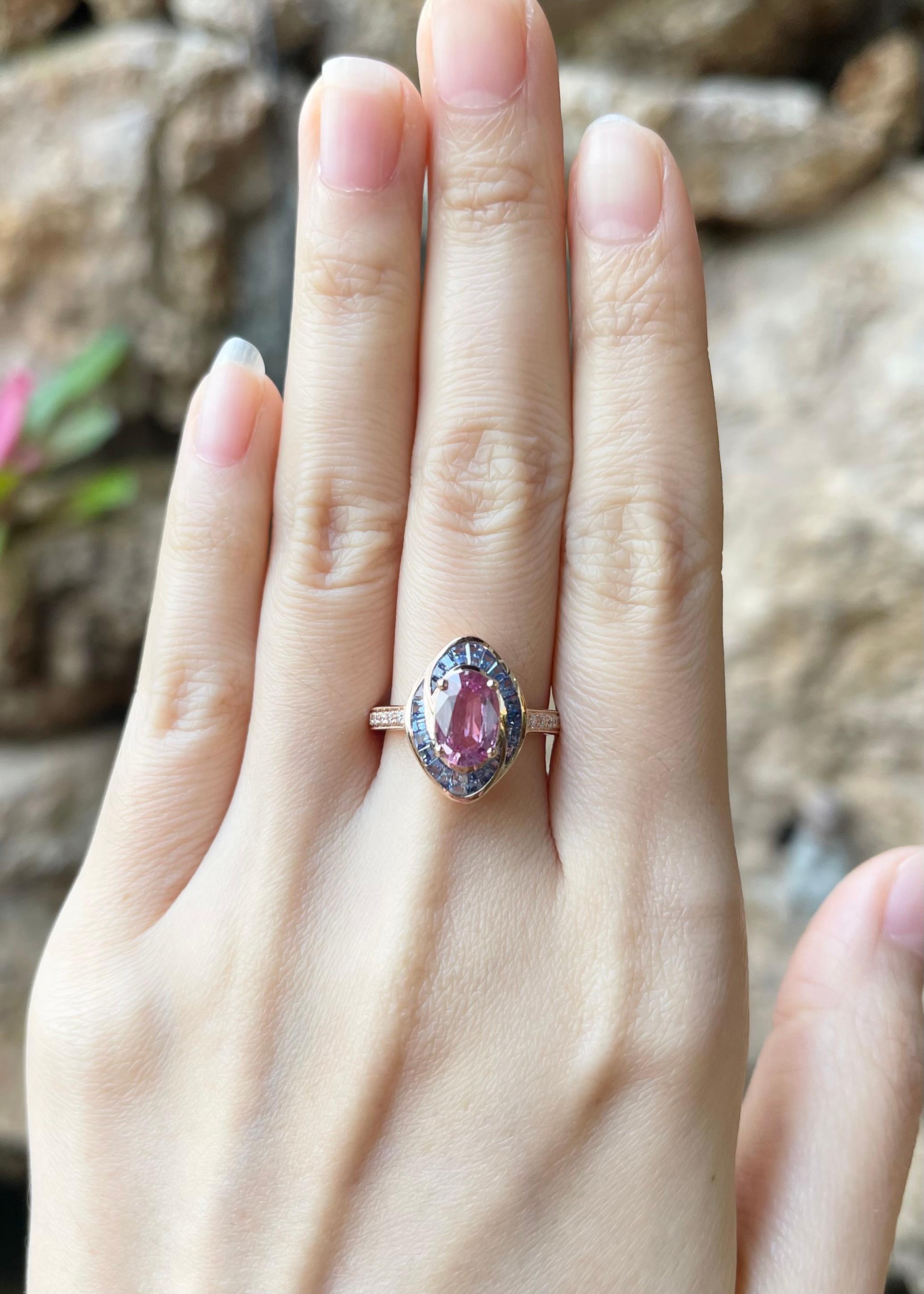 Zaffiro rosa da 1,75 carati, zaffiro blu da 0,75 carati e diamante da 0,13 carati con montatura in oro rosa 18K

Larghezza:  1.1 cm 
Lunghezza: 1.6 cm
Misura dell'anello: 54
Peso totale: 4.89 grammi

