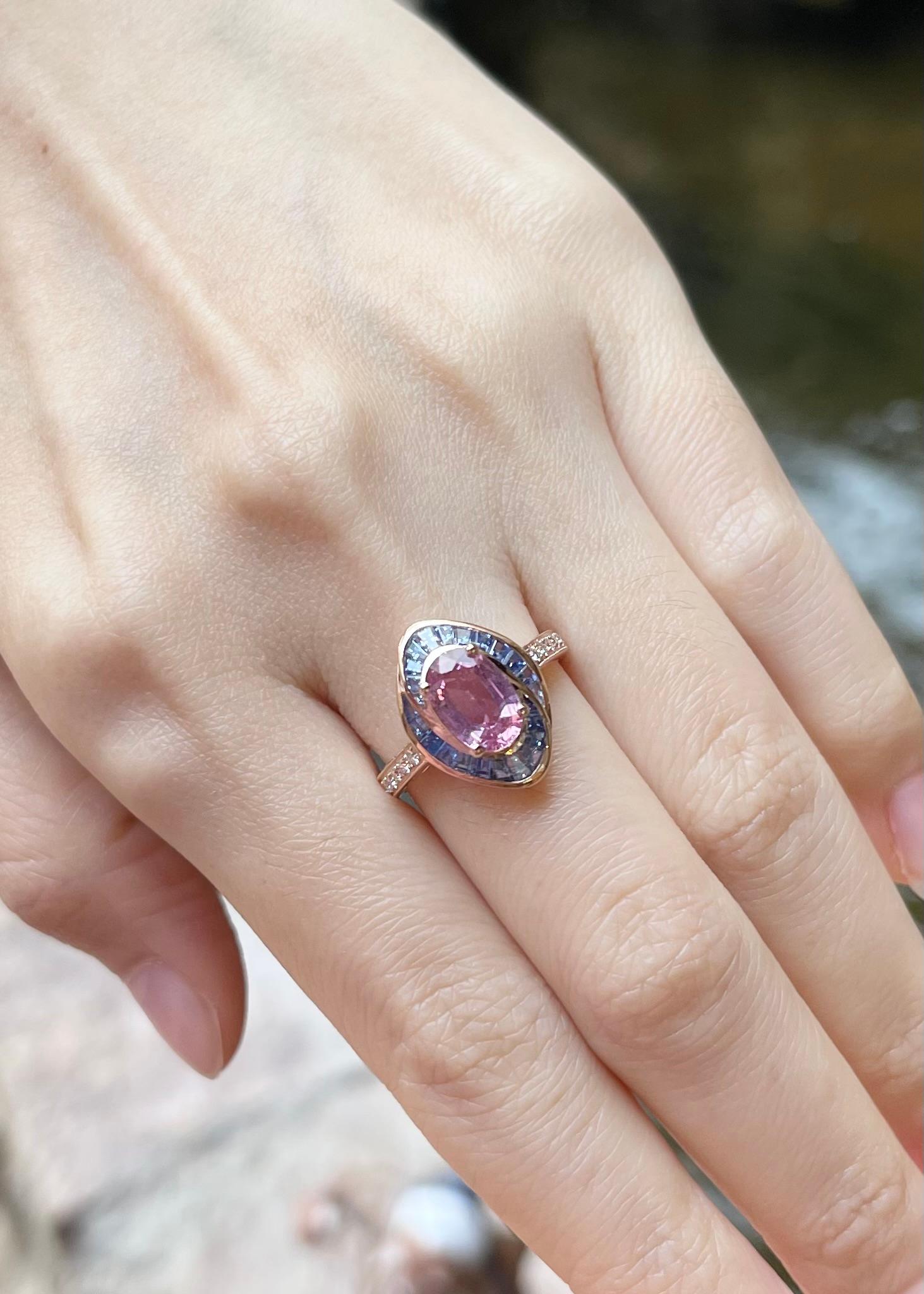 Taglio ovale Anello con zaffiro rosa, zaffiro blu e diamante con montatura in oro rosa 18K in vendita