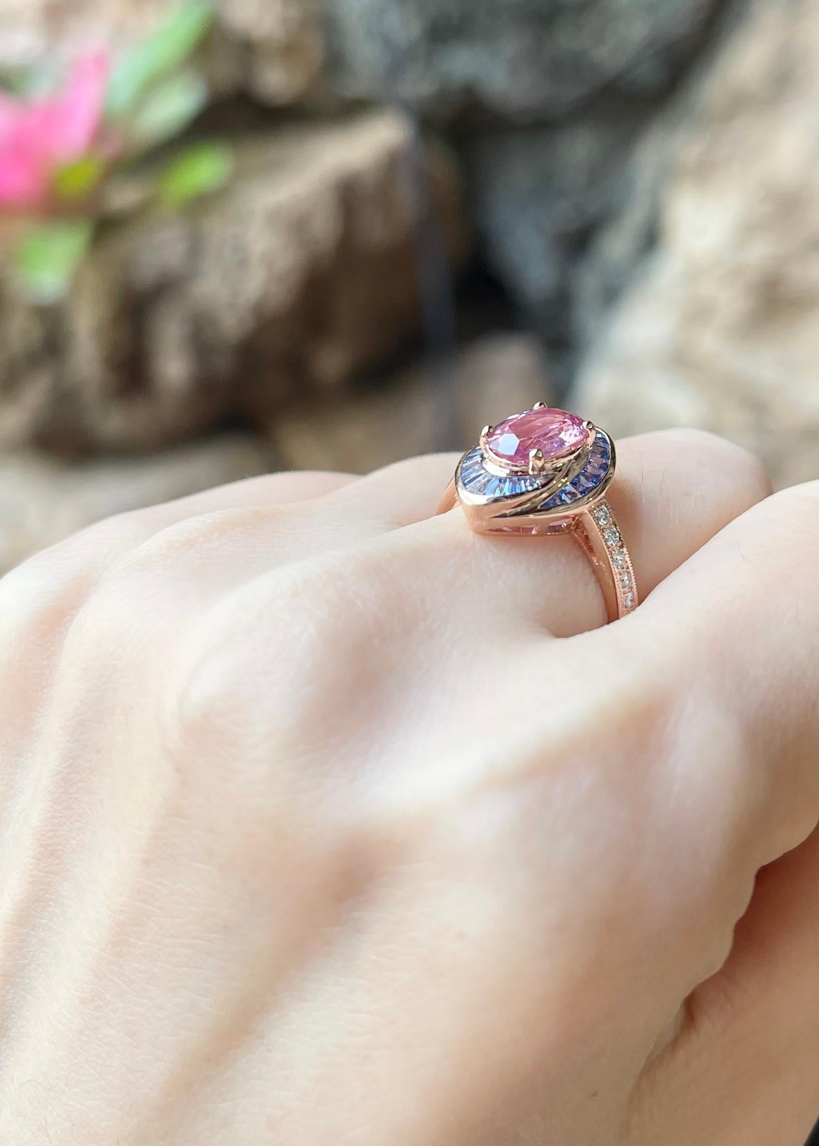 Donna Anello con zaffiro rosa, zaffiro blu e diamante con montatura in oro rosa 18K in vendita