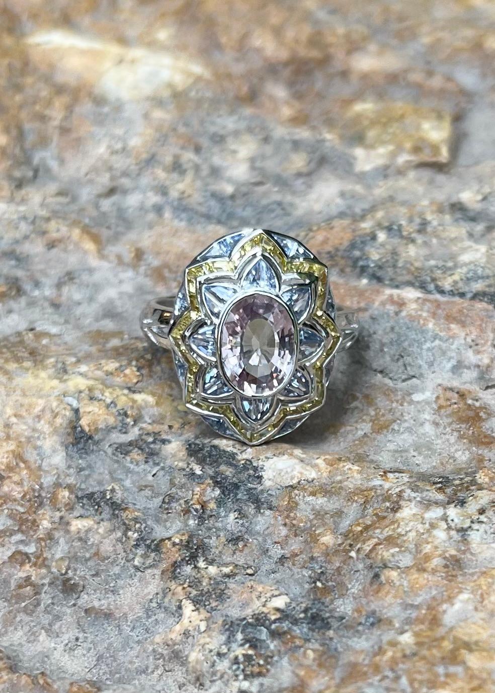 Bague en or blanc 18 carats, saphir rose, saphir bleu et saphir jaune en vente 4