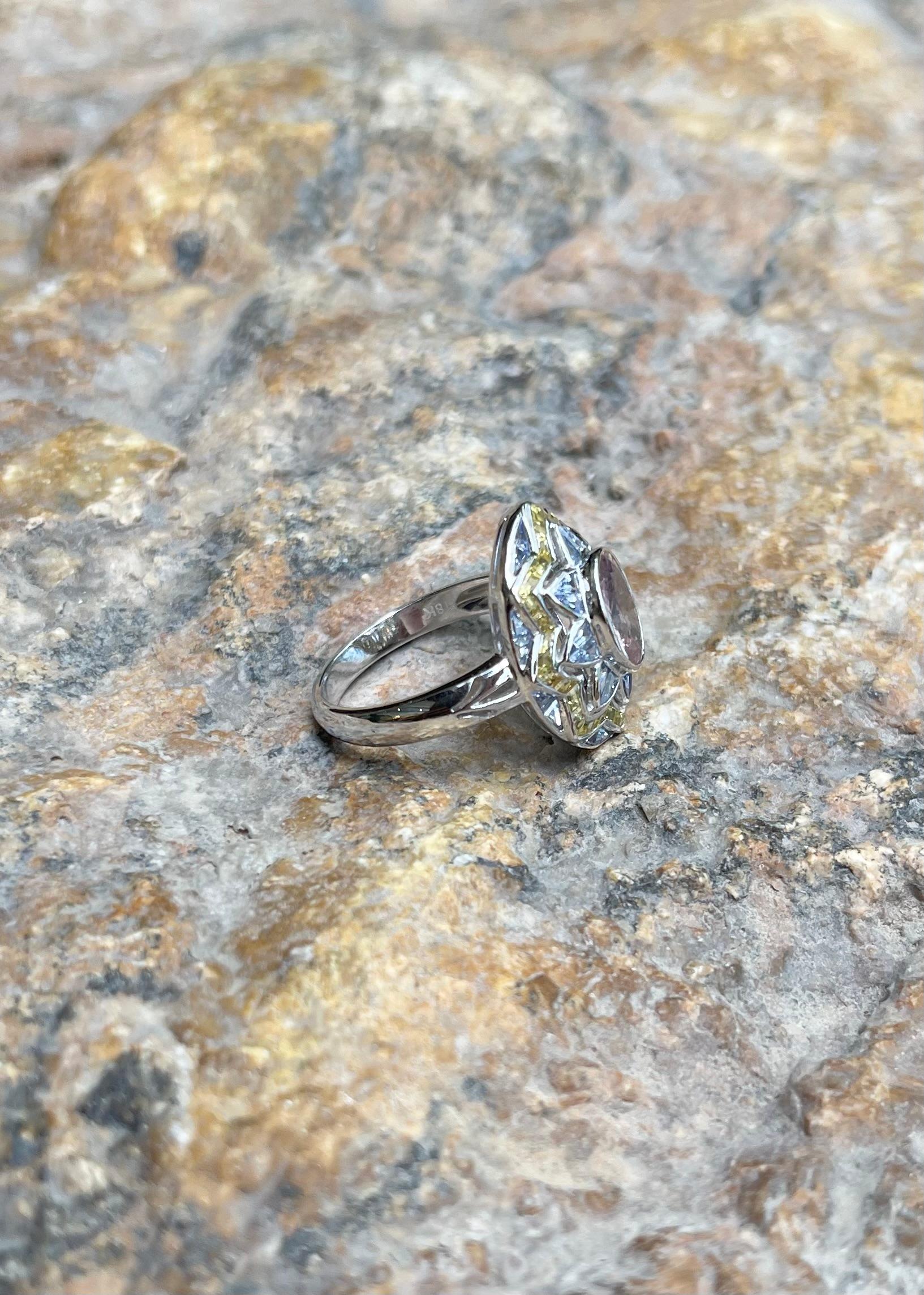 Bague en or blanc 18 carats, saphir rose, saphir bleu et saphir jaune en vente 5