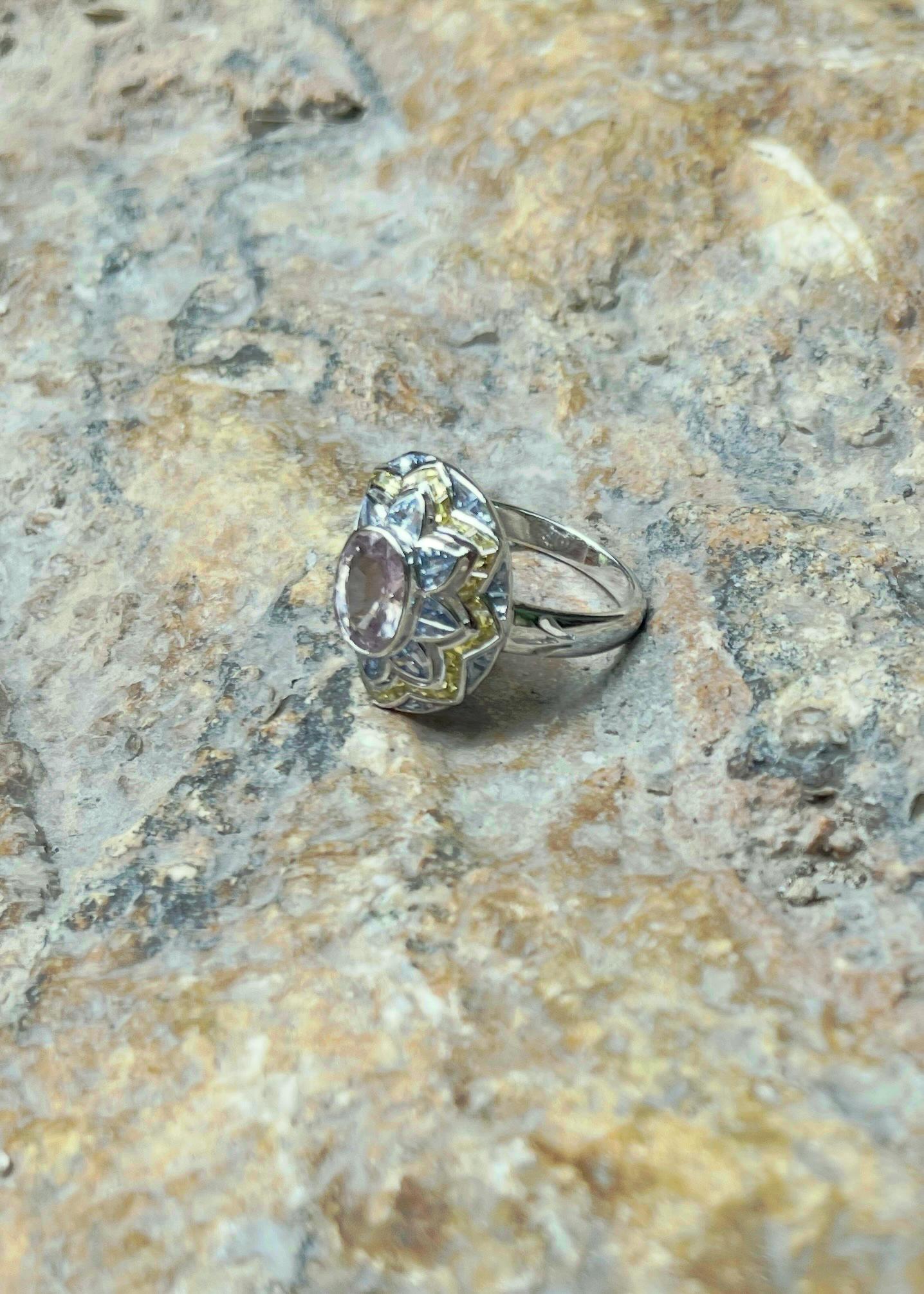 Bague en or blanc 18 carats, saphir rose, saphir bleu et saphir jaune en vente 7