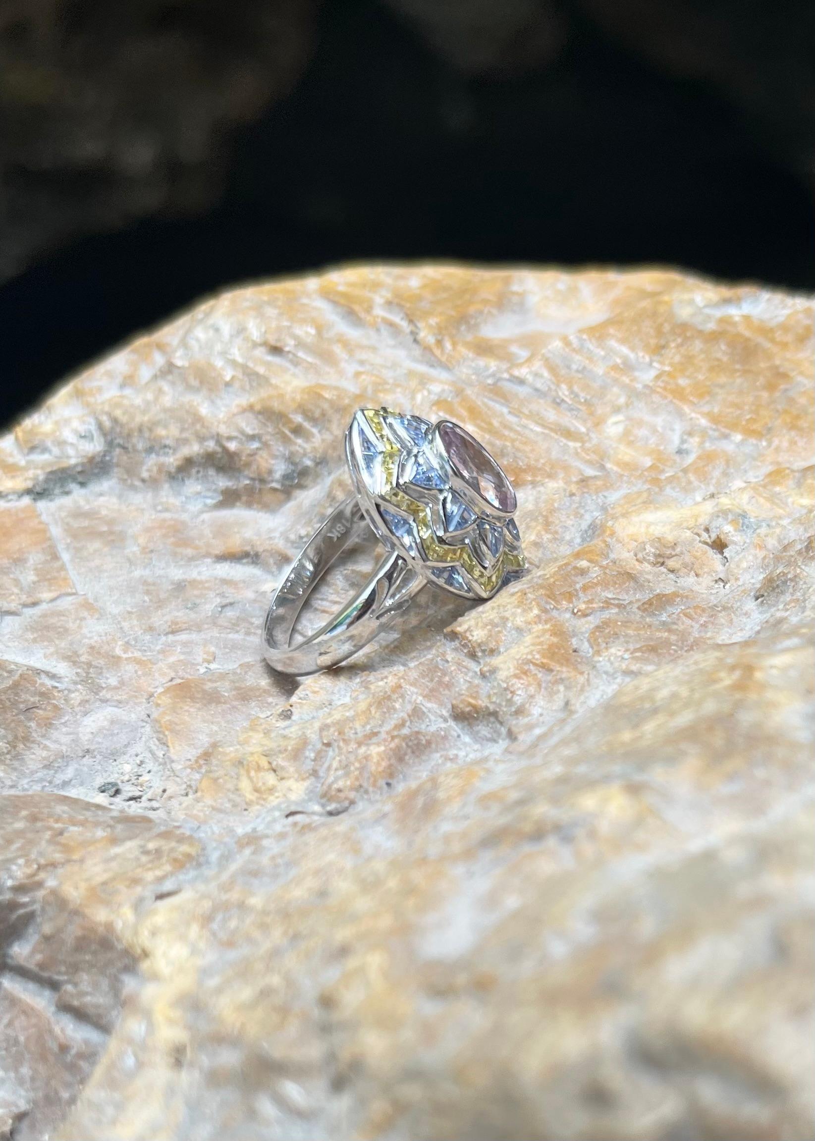 Bague en or blanc 18 carats, saphir rose, saphir bleu et saphir jaune en vente 9