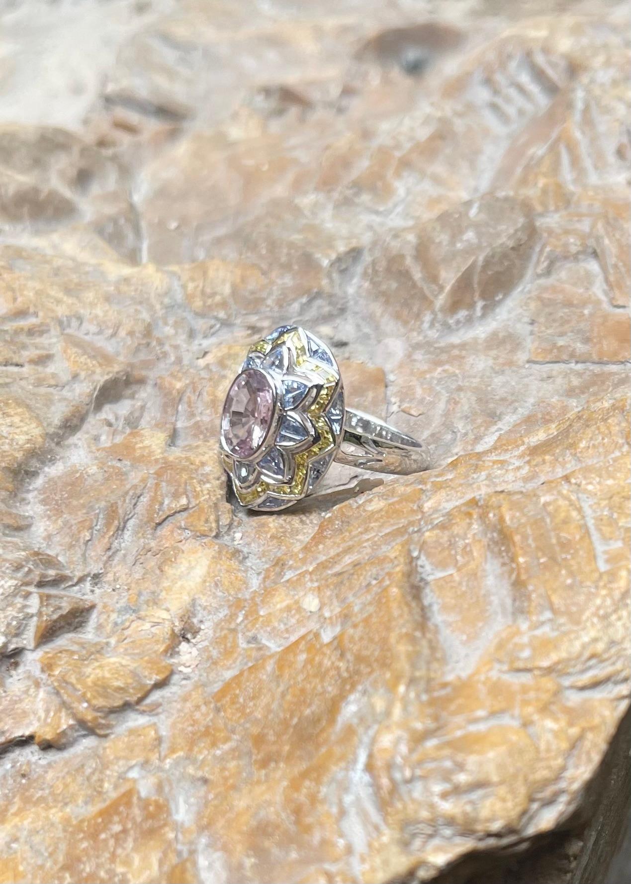 Bague en or blanc 18 carats, saphir rose, saphir bleu et saphir jaune en vente 12