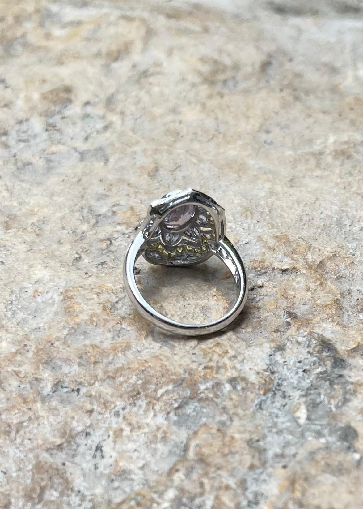 Bague en or blanc 18 carats, saphir rose, saphir bleu et saphir jaune en vente 13