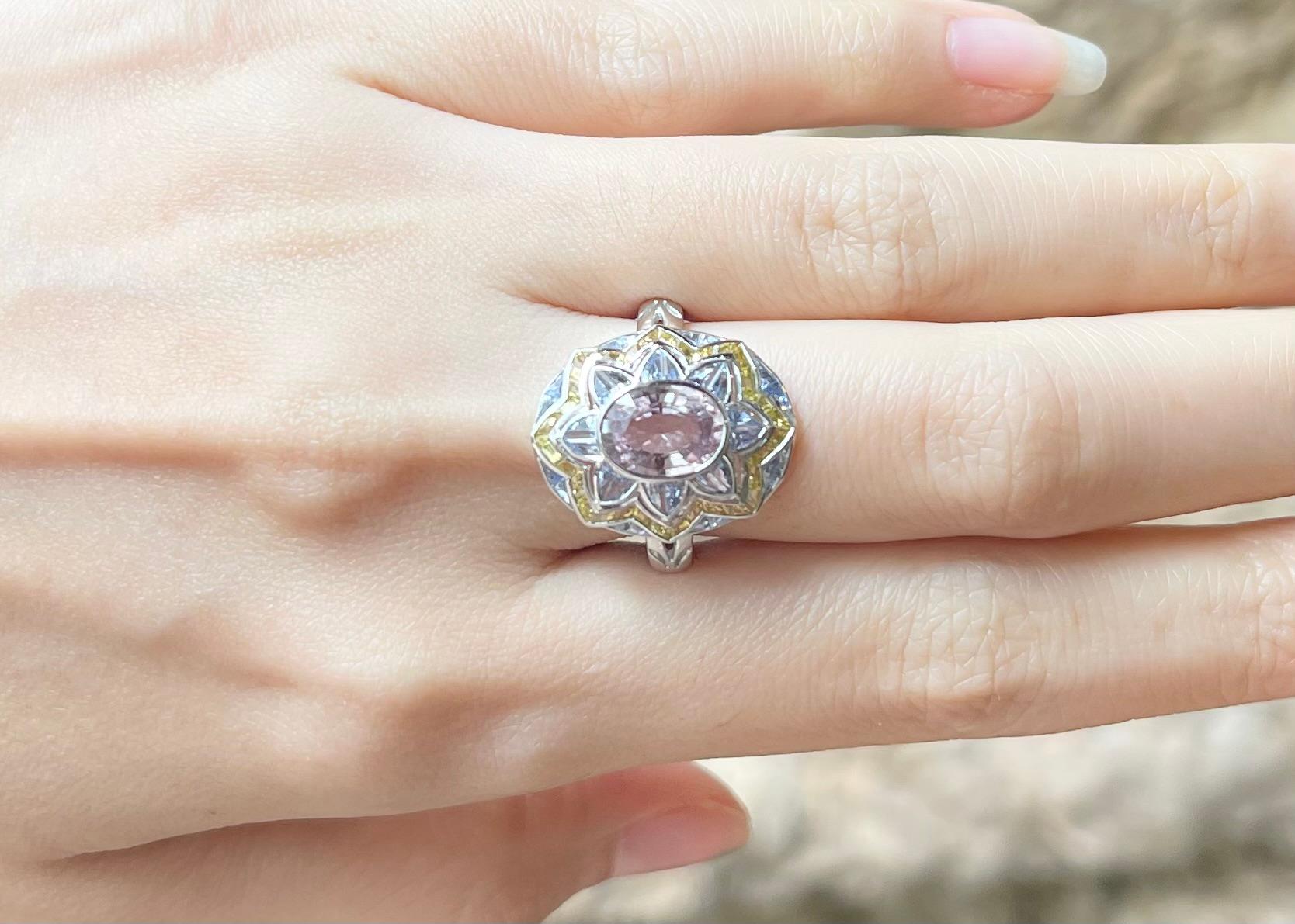 Art déco Bague en or blanc 18 carats, saphir rose, saphir bleu et saphir jaune en vente