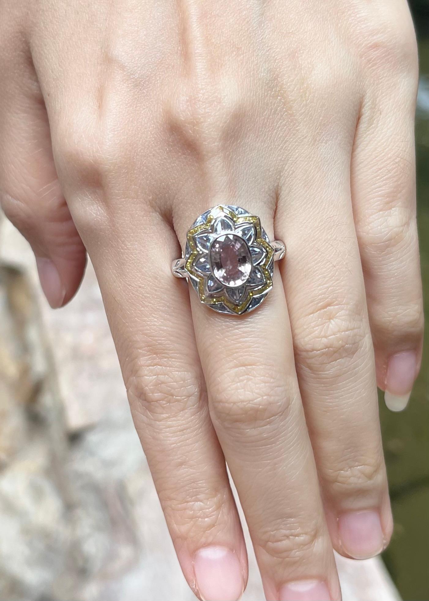 Taille mixte Bague en or blanc 18 carats, saphir rose, saphir bleu et saphir jaune en vente