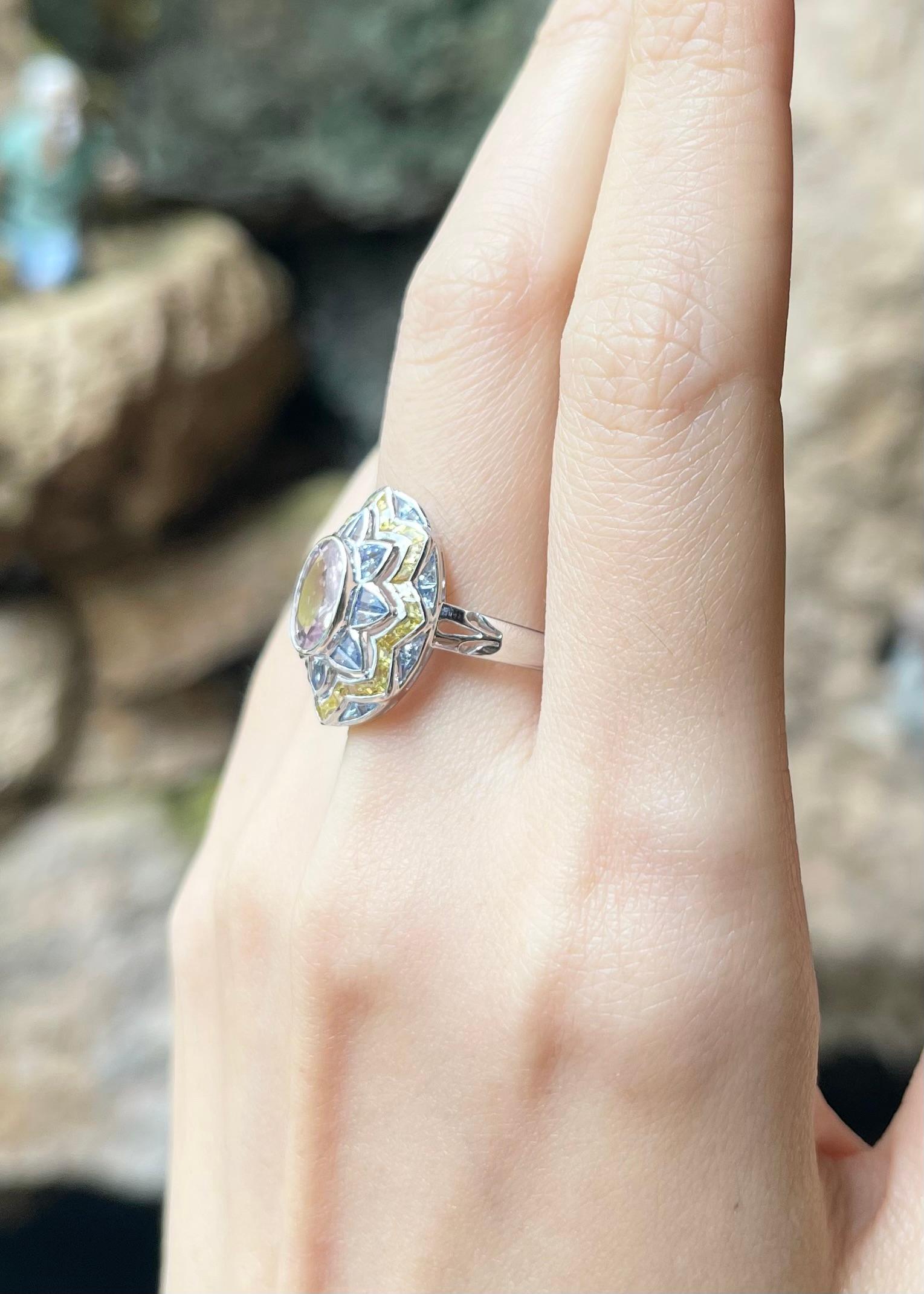 Bague en or blanc 18 carats, saphir rose, saphir bleu et saphir jaune Neuf - En vente à Bangkok, TH