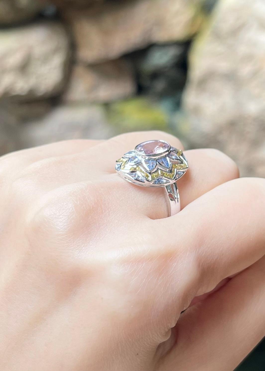 Bague en or blanc 18 carats, saphir rose, saphir bleu et saphir jaune Pour femmes en vente