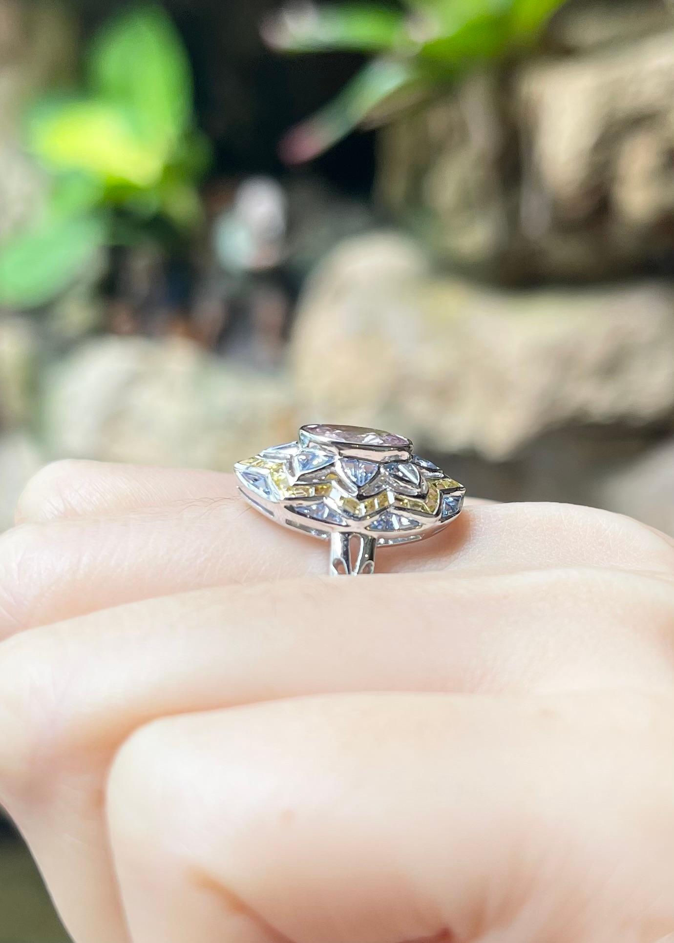 Bague en or blanc 18 carats, saphir rose, saphir bleu et saphir jaune en vente 1