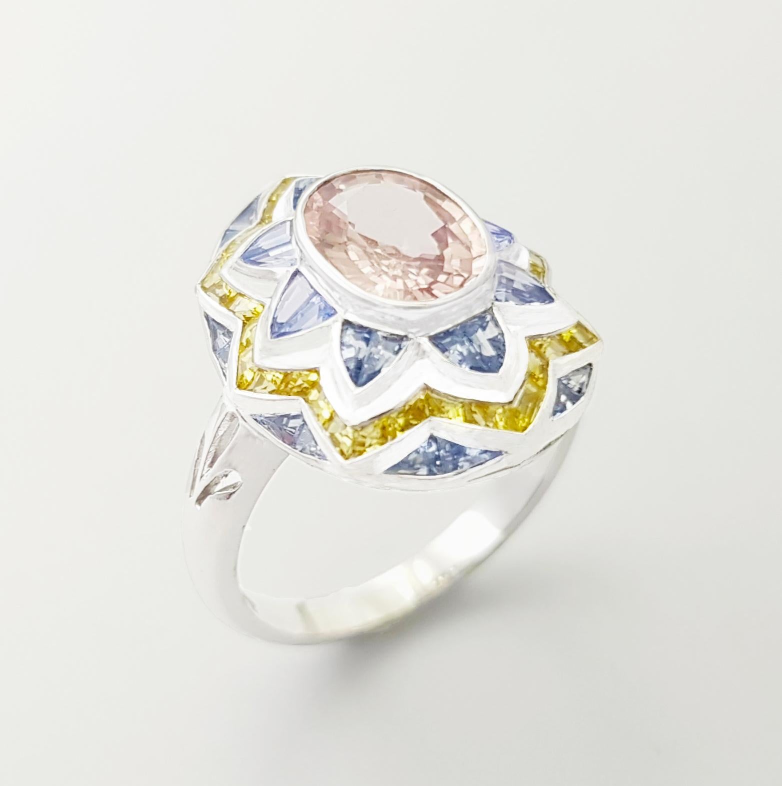 Bague en or blanc 18 carats, saphir rose, saphir bleu et saphir jaune en vente 2