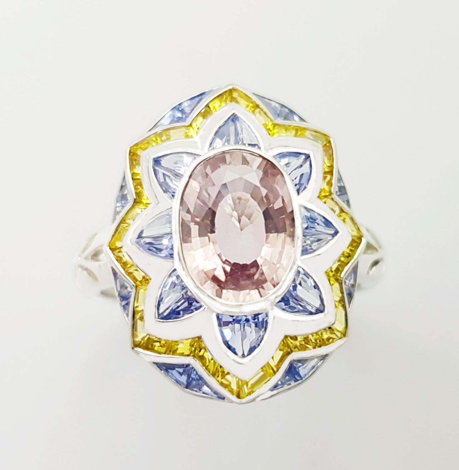 Bague en or blanc 18 carats, saphir rose, saphir bleu et saphir jaune en vente 3