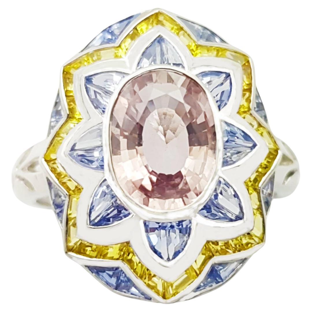 Bague en or blanc 18 carats, saphir rose, saphir bleu et saphir jaune en vente