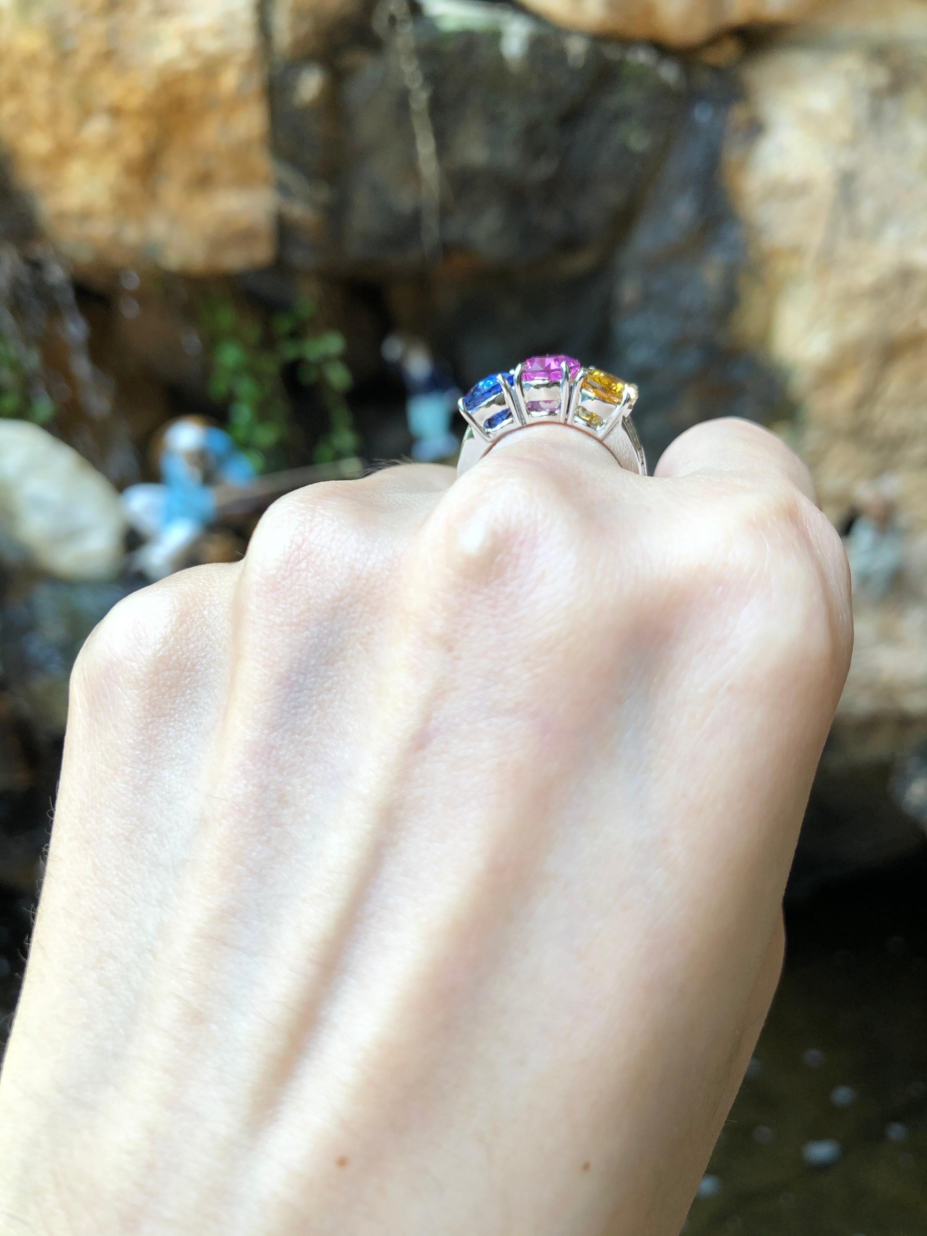 Ring aus 18 Karat Weißgold mit rosa Saphir, blauem Saphir und gelbem Saphir (Zeitgenössisch) im Angebot