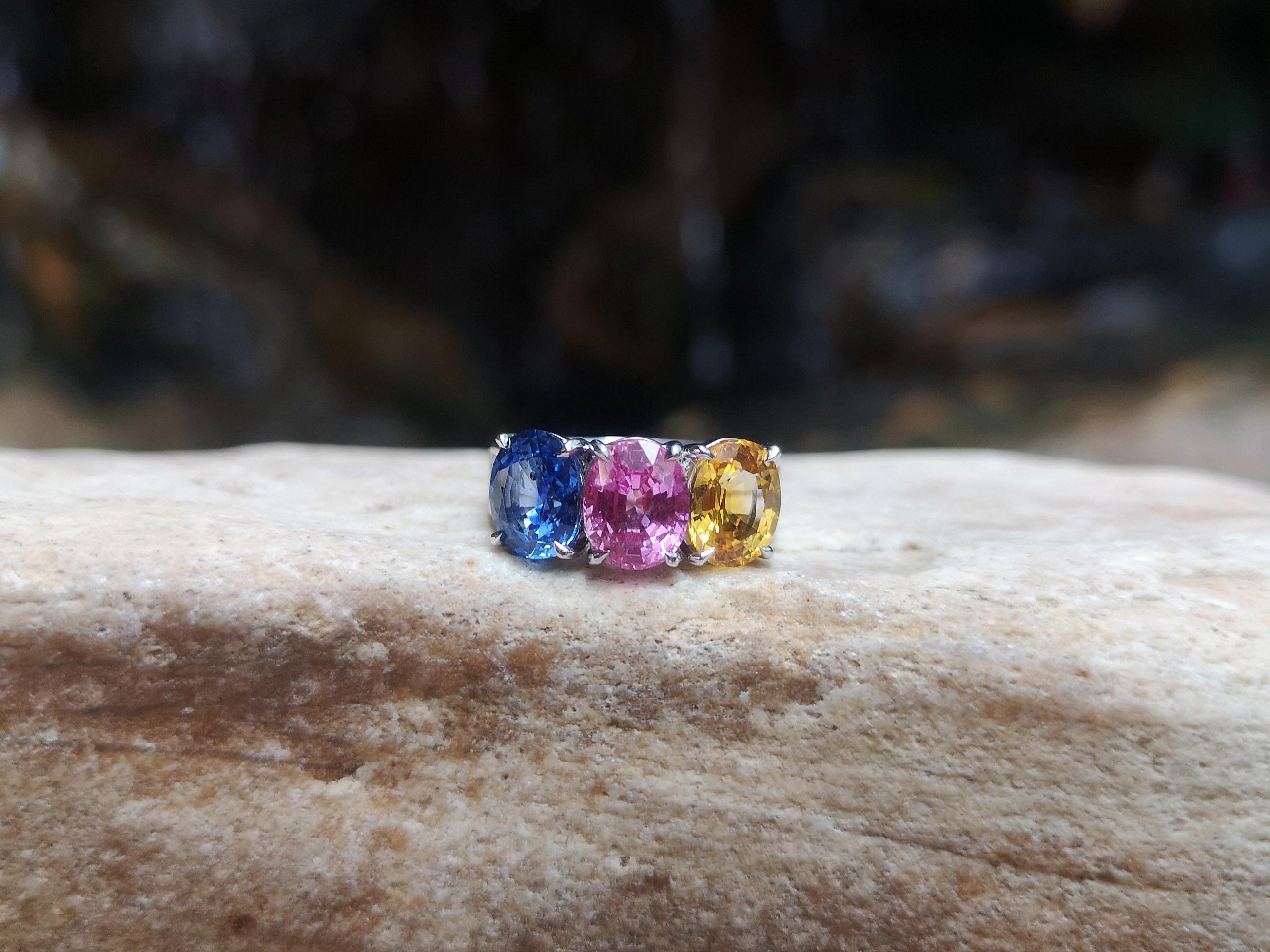 Ring aus 18 Karat Weißgold mit rosa Saphir, blauem Saphir und gelbem Saphir im Angebot 1