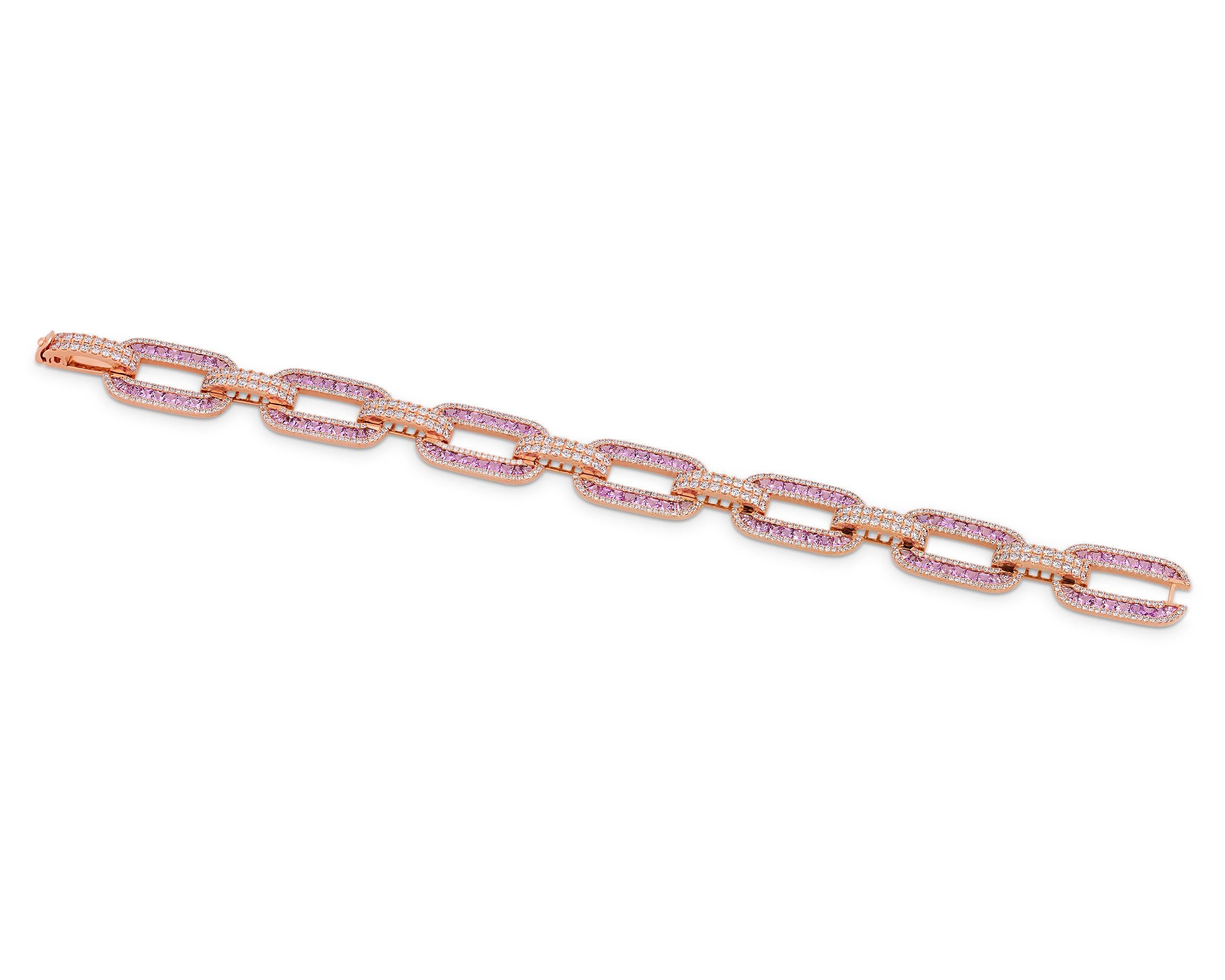 Glamour y elegancia definen esta llamativa pulsera, que presenta una deslumbrante cadena de zafiros rosas y diamantes blancos. Los eslabones brillan en la muñeca con un total de 7,09 quilates de zafiros rosas de ricos colores y 4,56 quilates de