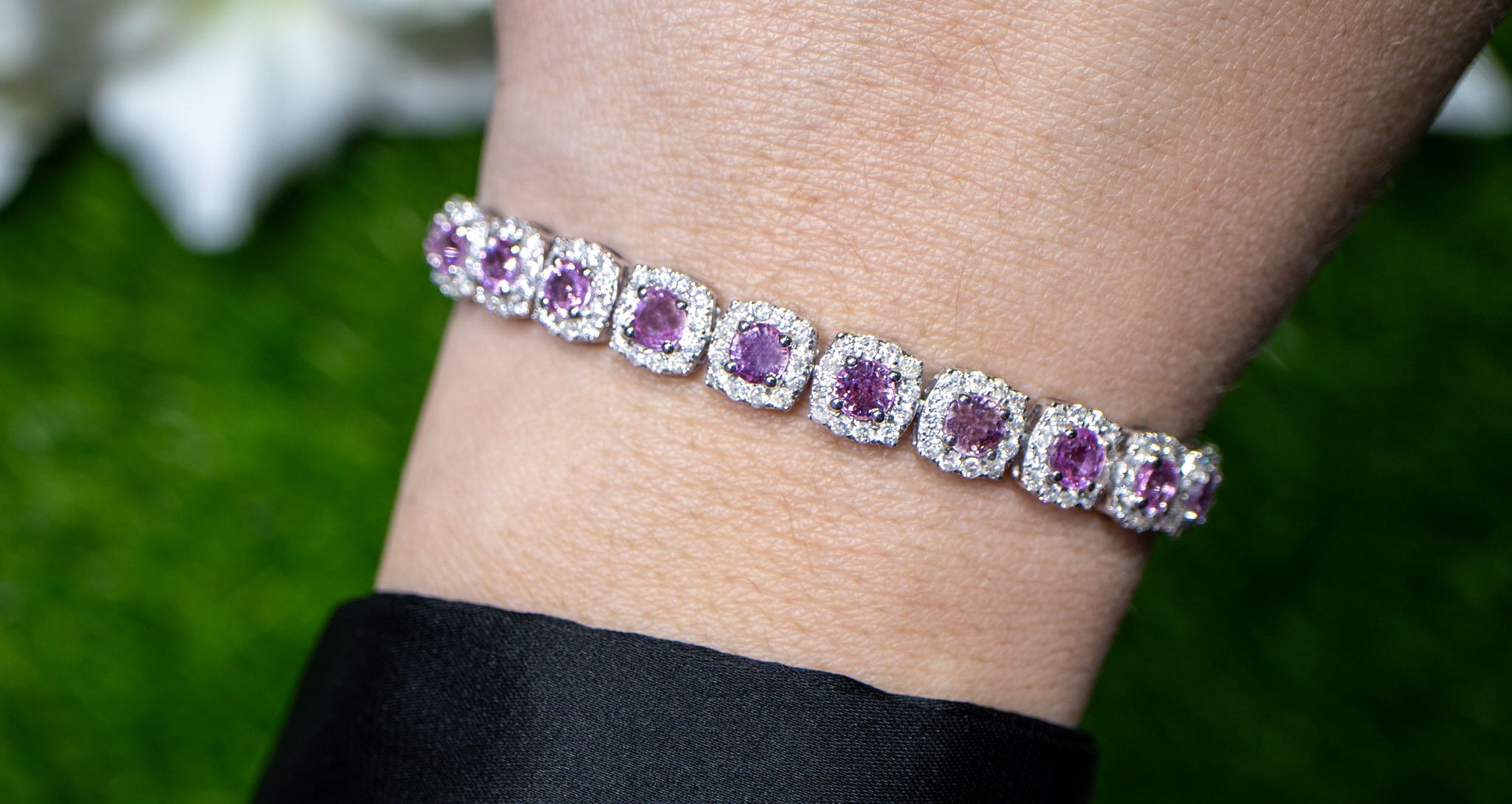 Taille ronde Bracelet en or 18 carats avec saphir rose et halo de diamants de 12 carats en vente