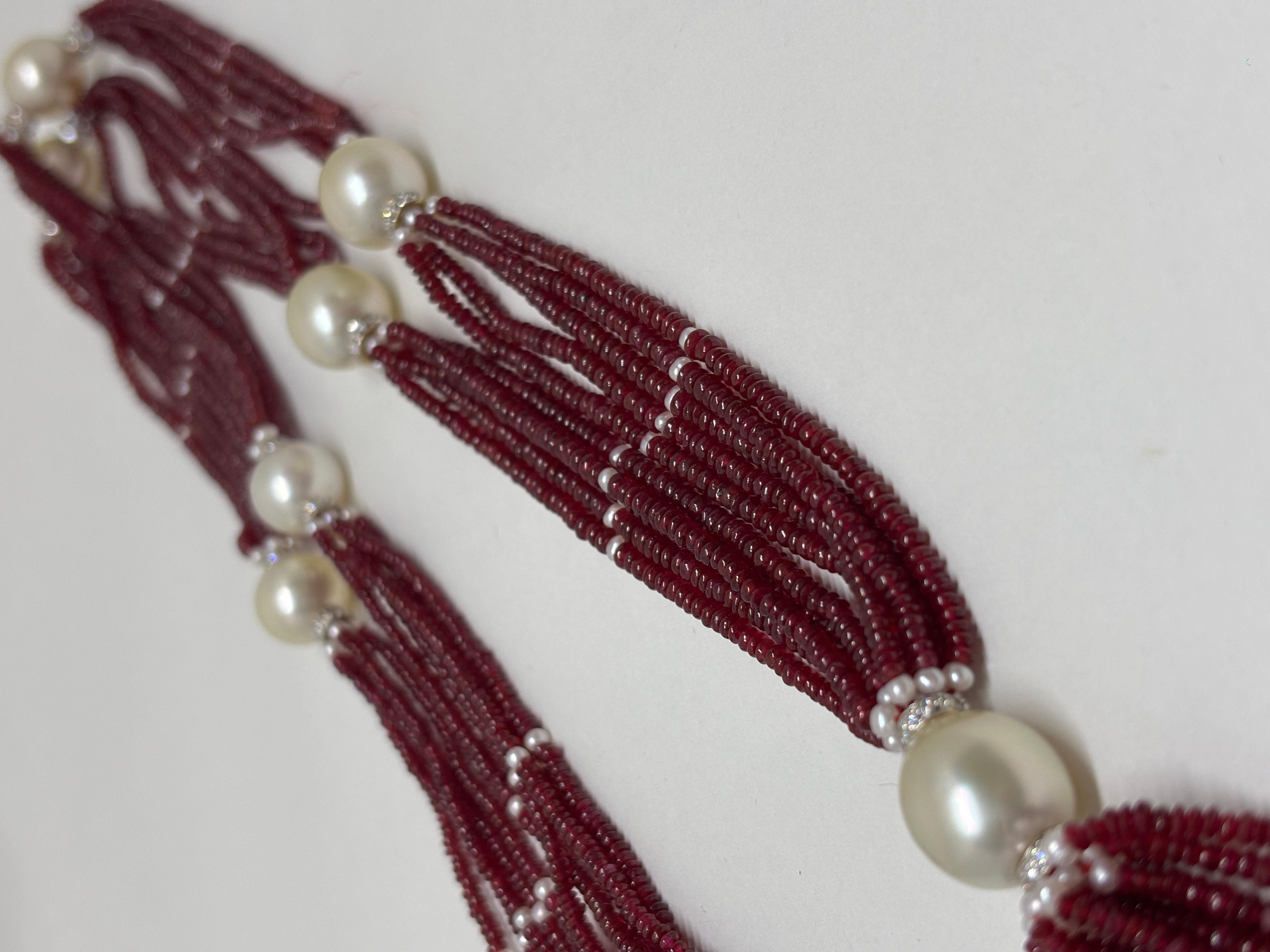 Mit 306 Karat erhitzten rosafarbenen Saphiren aus Madagaskar und kunstvoll geschliffenen Smaragden aus Sambia präsentiert dieses Schmuckstück eine perfekte Harmonie aus kräftiger Farbe und zarter Kunstfertigkeit. 

Die leuchtenden 90 Karat