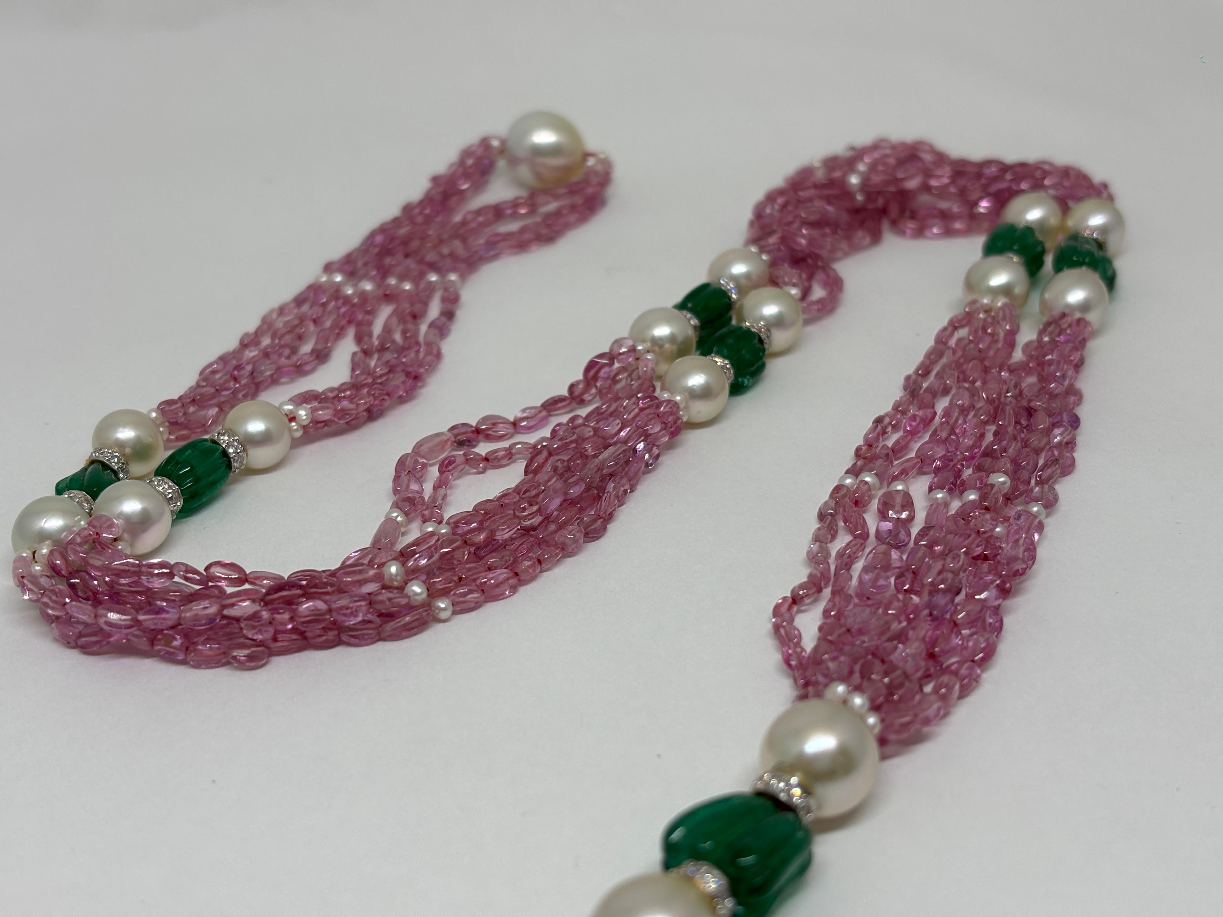 Contemporaneo Collana di perle dei mari del sud con zaffiro rosa intagliato e smeraldo 306 carati in vendita