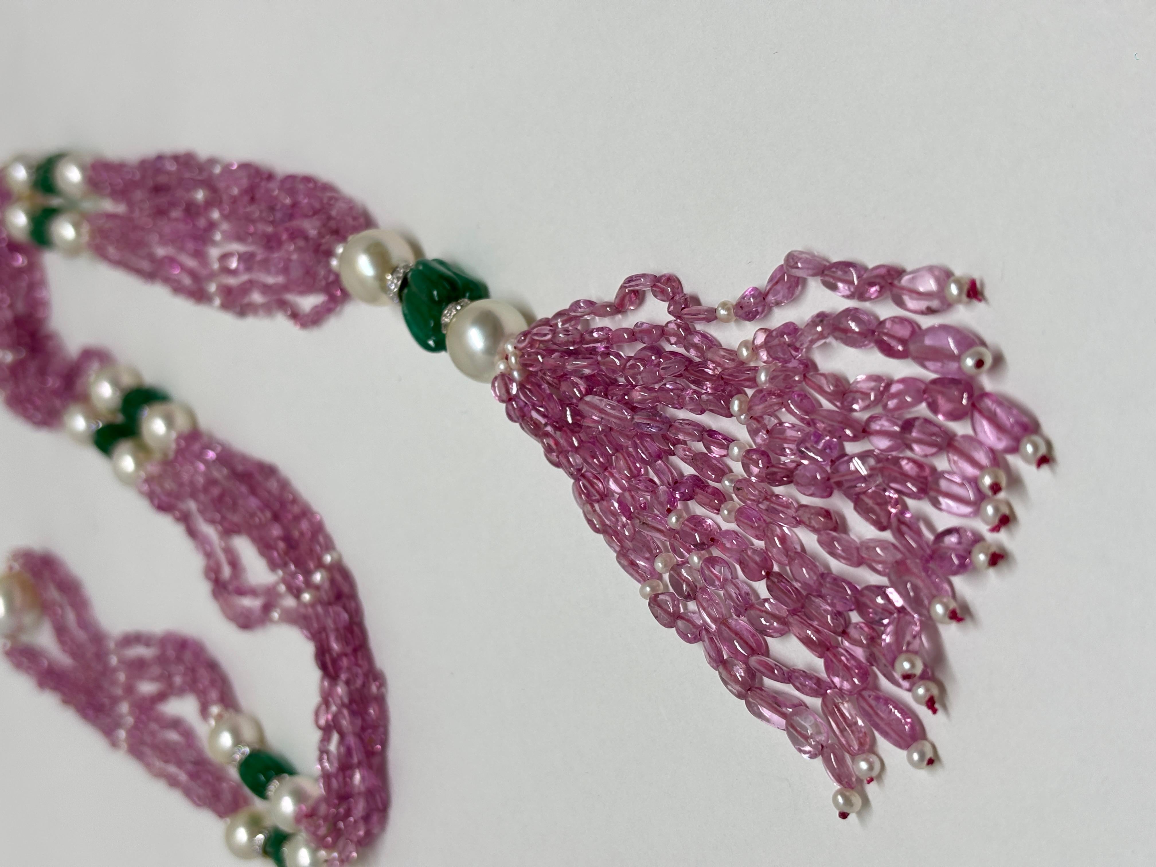 Collana di perle dei mari del sud con zaffiro rosa intagliato e smeraldo 306 carati In condizioni Nuovo in vendita a Hong Kong, HK