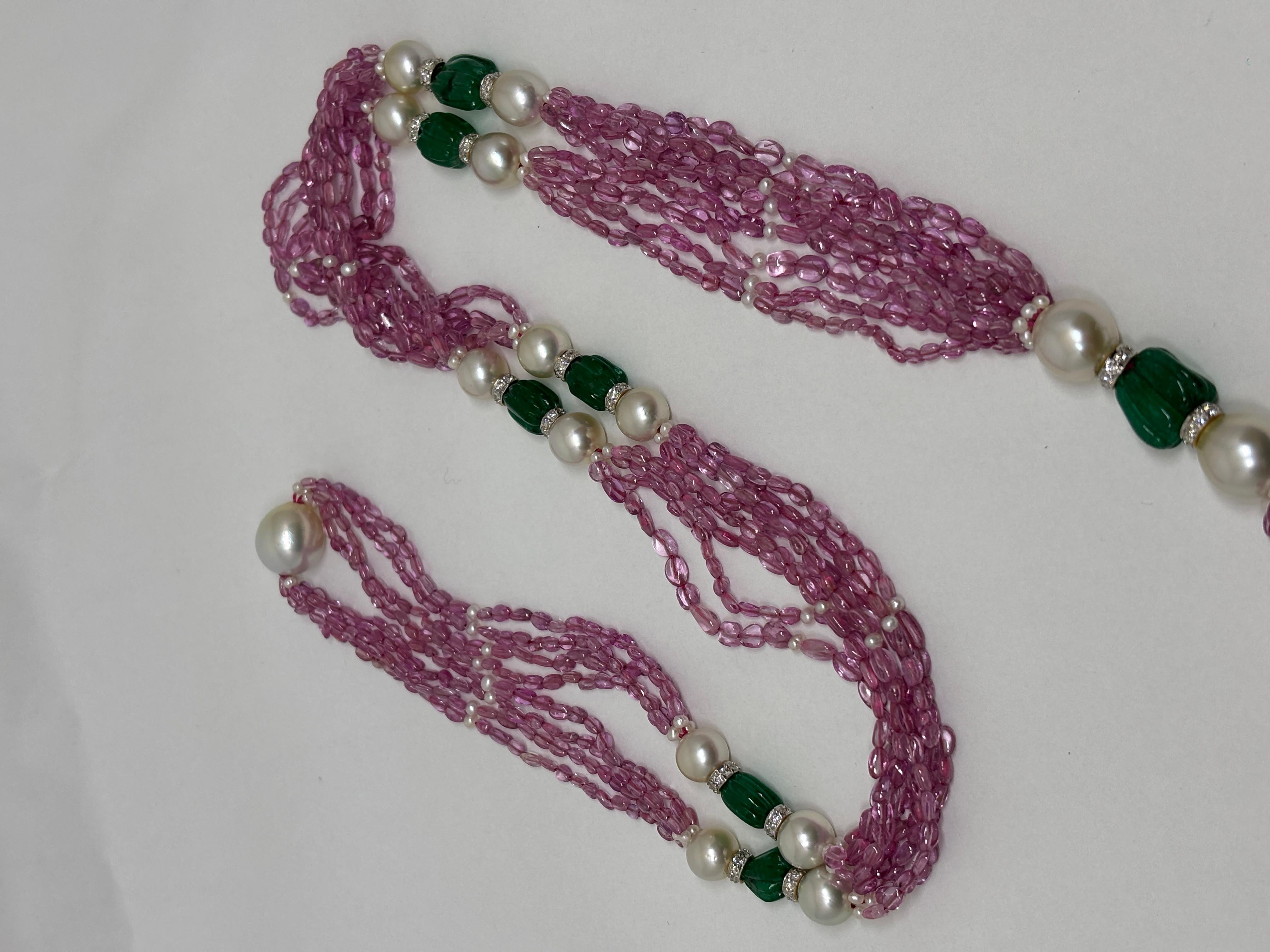 Donna Collana di perle dei mari del sud con zaffiro rosa intagliato e smeraldo 306 carati in vendita