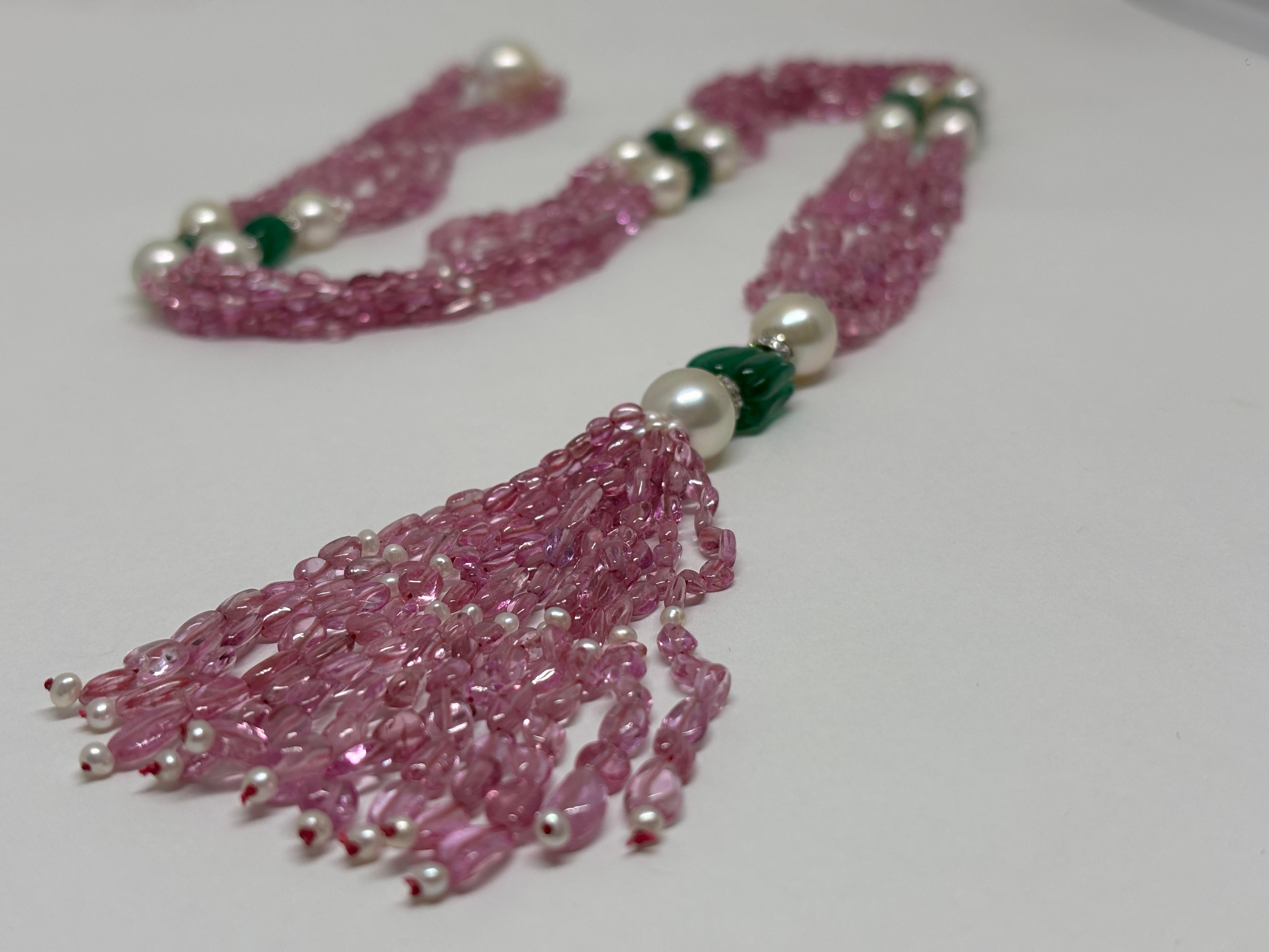 Collana di perle dei mari del sud con zaffiro rosa intagliato e smeraldo 306 carati in vendita 1