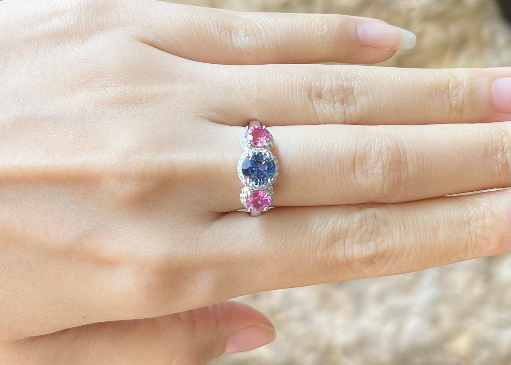 Pinker Saphir, blauer Ceylon-Saphir und Diamantring, gefasst in 18 Karat Weißgold (Zeitgenössisch) im Angebot
