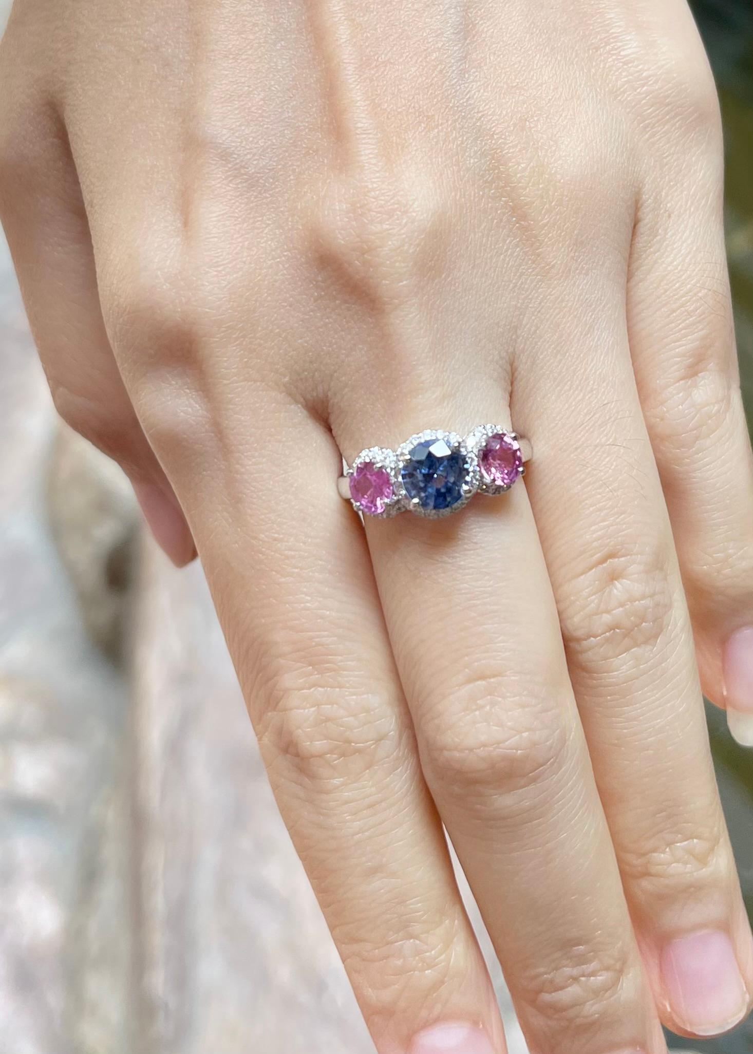 Pinker Saphir, blauer Ceylon-Saphir und Diamantring, gefasst in 18 Karat Weißgold (Rundschliff) im Angebot