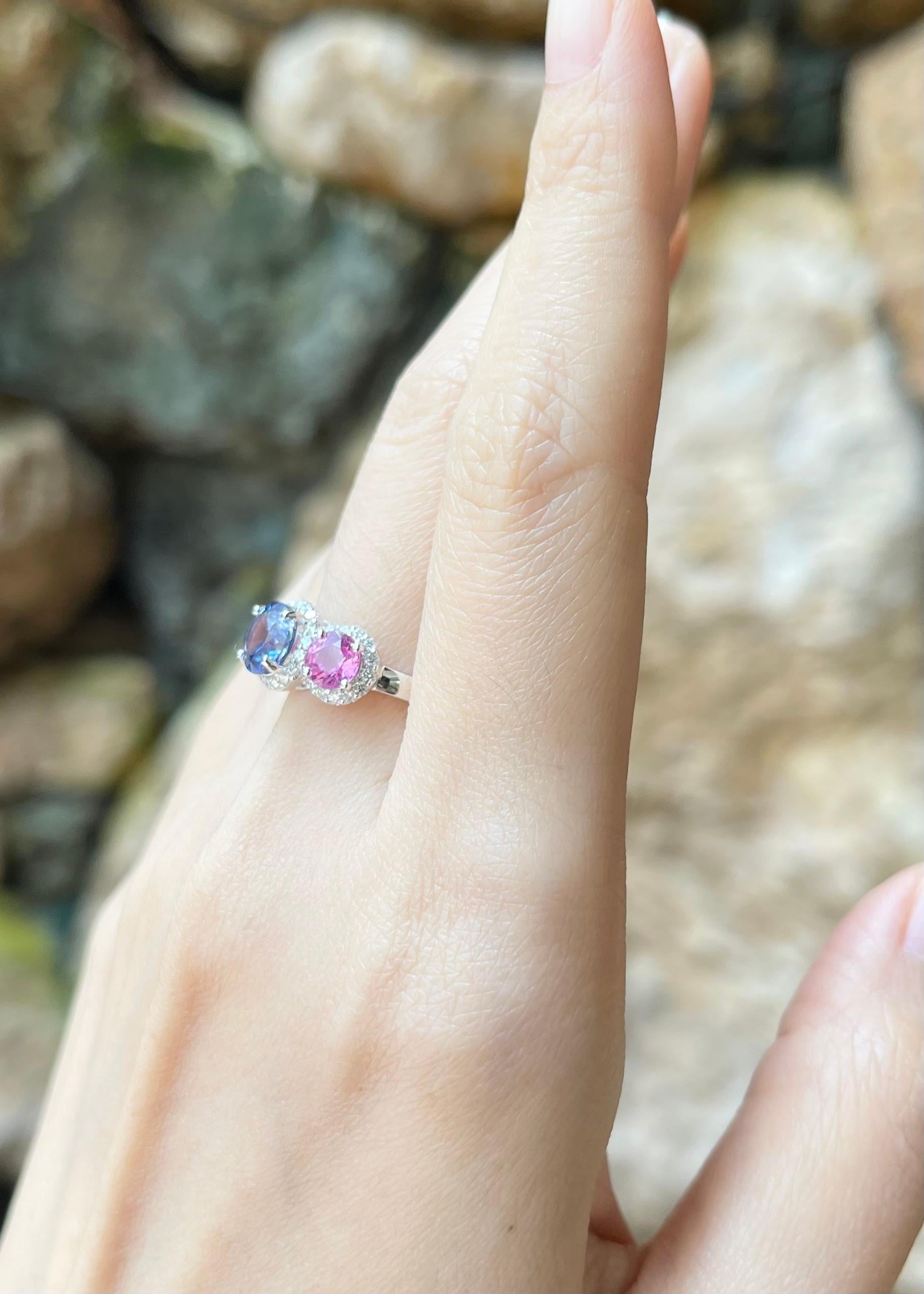 Pinker Saphir, blauer Ceylon-Saphir und Diamantring, gefasst in 18 Karat Weißgold im Zustand „Neu“ im Angebot in Bangkok, TH