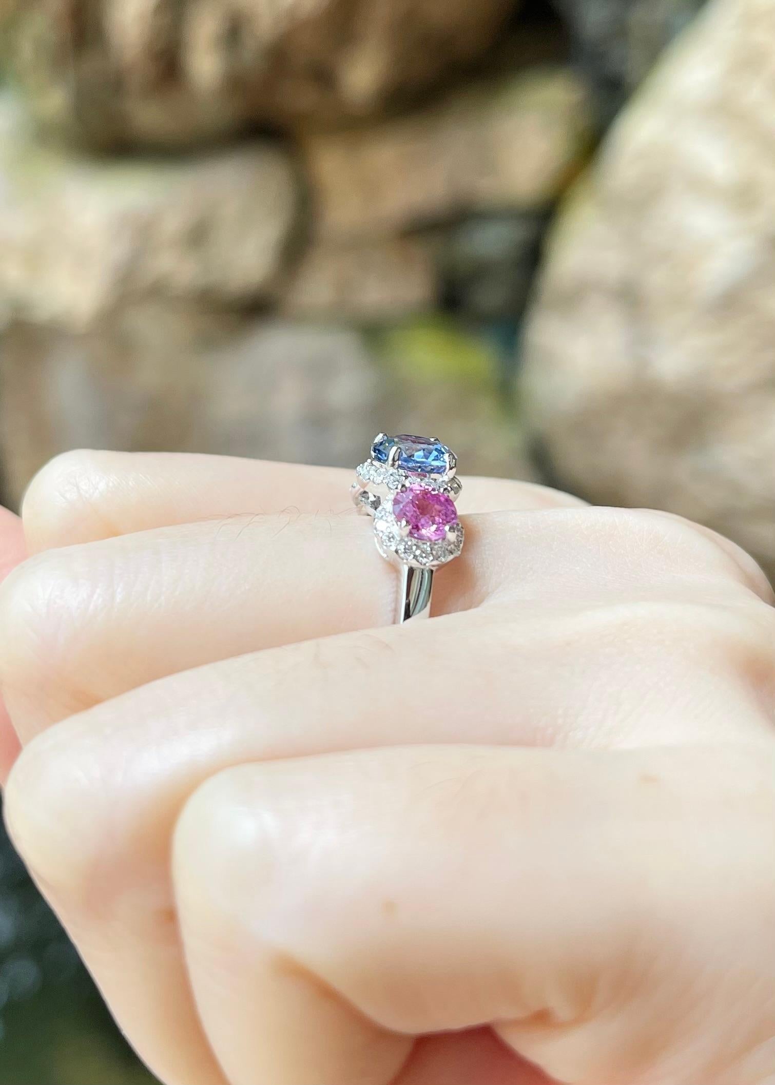 Pinker Saphir, blauer Ceylon-Saphir und Diamantring, gefasst in 18 Karat Weißgold Damen im Angebot