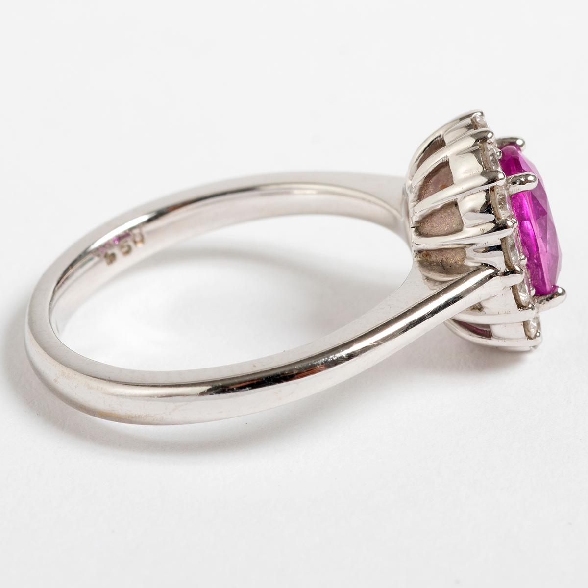 Unsere sehr hübsche Cluster-Ring verfügt über eine große rosa Saphir von est .5ct und ist umgeben von vierzehn Diamanten est kombiniert .5ct von 1. SI2, gefasst in und auf einem Armband aus 18 Karat Weißgold. Die Ringgröße ist 6,25 (US) M (UK). Ein