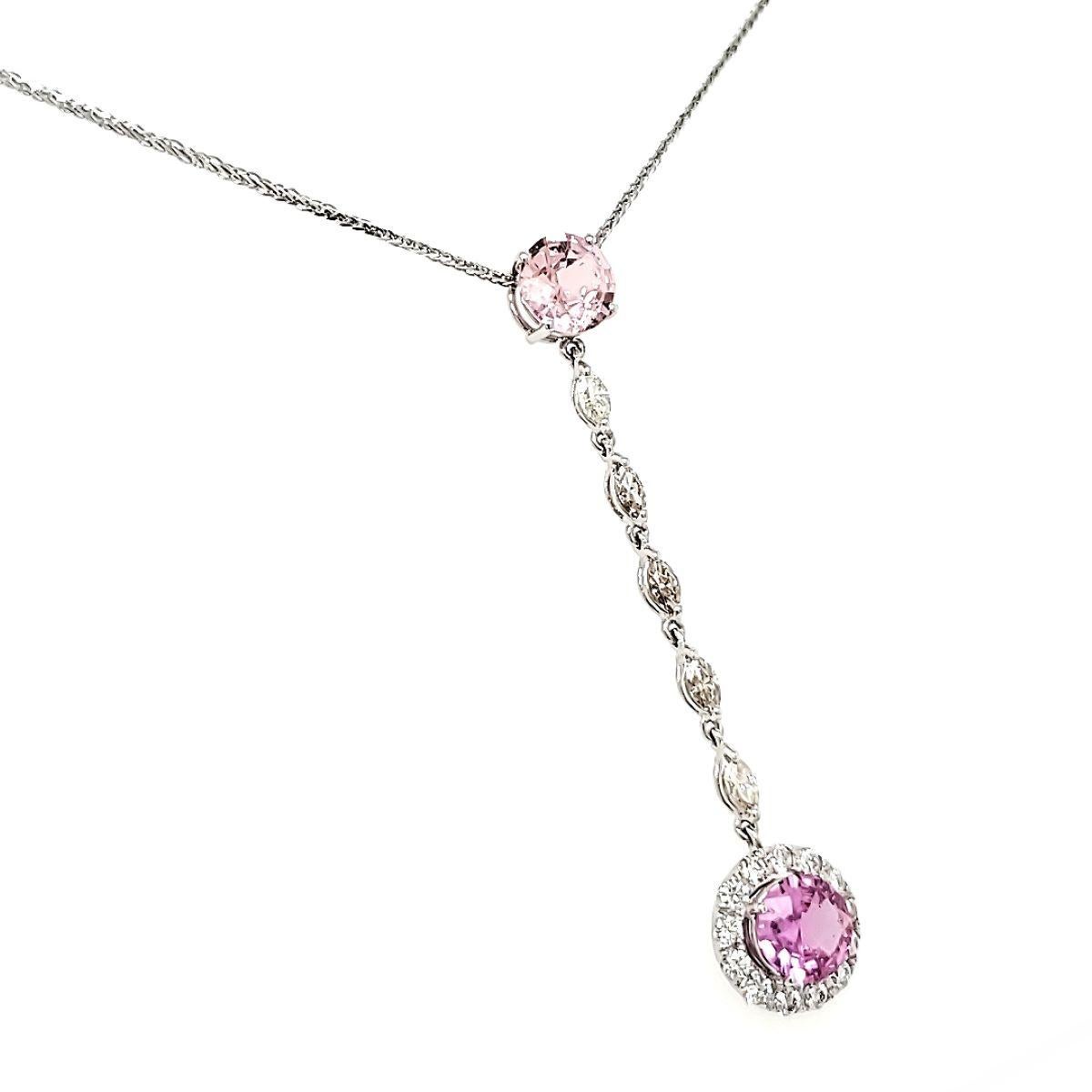 Charmieren und fesseln Sie mit jedem Schwung.

Dieses schöne Stück besteht aus zwei rosa Saphiren im Diamantschliff mit einem Gesamtgewicht von 2,44 Karat.

Den zarten Tropfen zieren fünf marquise Diamanten von insgesamt 0,42 Karat, die in einer