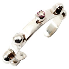 Armband mit Herz aus rosa Saphir – Skulpturaler, offener Armreif