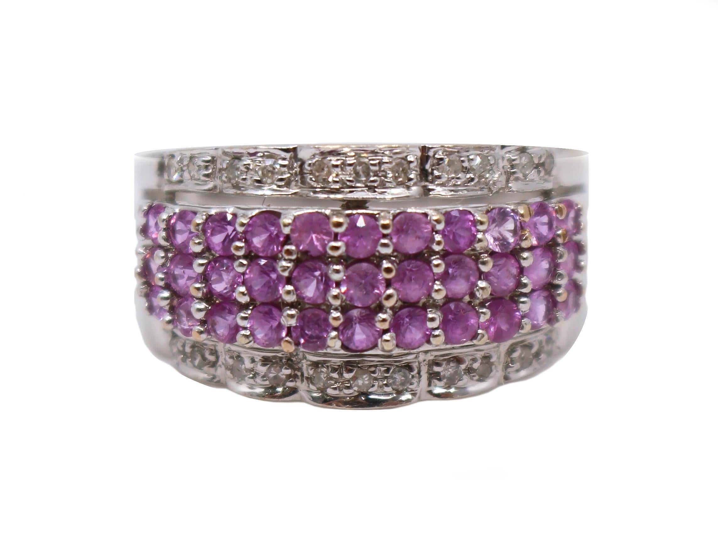 Bague à anneau en or blanc 18ct, saphir rose et diamant


Vintage, 20e s.

Saphir rose et diamants, or blanc 18ct

Poids 5,26 g

Taille de bague R (britannique), 8.75 (US)

 
Bague à anneau gradué sertie de saphirs et de diamants,