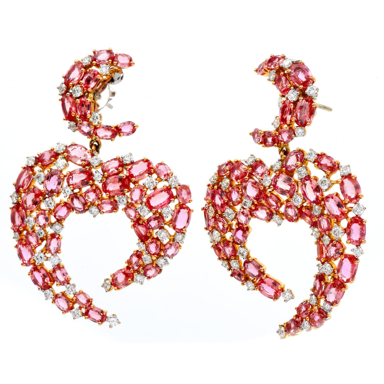 Vivid Pink Sapphire & Diamond Half Moon Heart Dangle Earrings.

Handgefertigt in massivem 18K Gelbgold mit Weißgold Akzente, gibt es (78) Rundschliff Zentrum Diamanten mit einem Gewicht von etwa 3,50 Karat (F-G Farbe und VS Klarheit)

Für die
