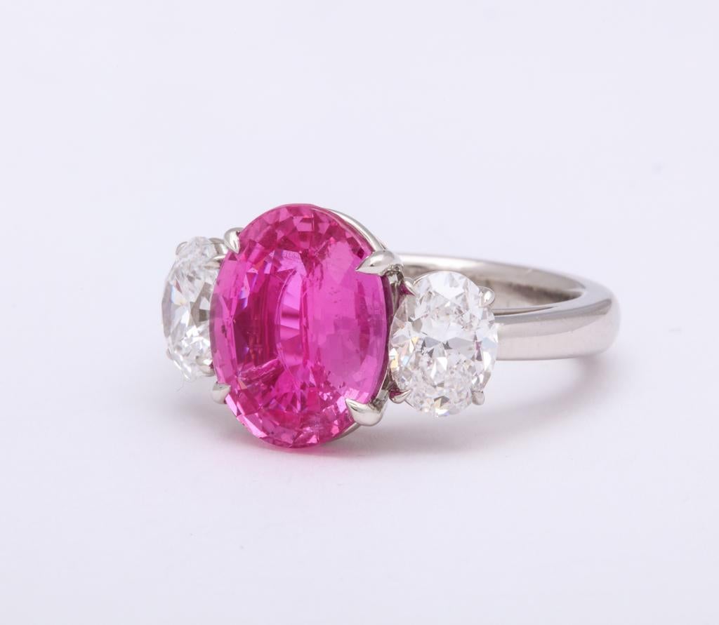 Rosa Saphir Diamant 3-Stein-Ring (Zeitgenössisch) im Angebot