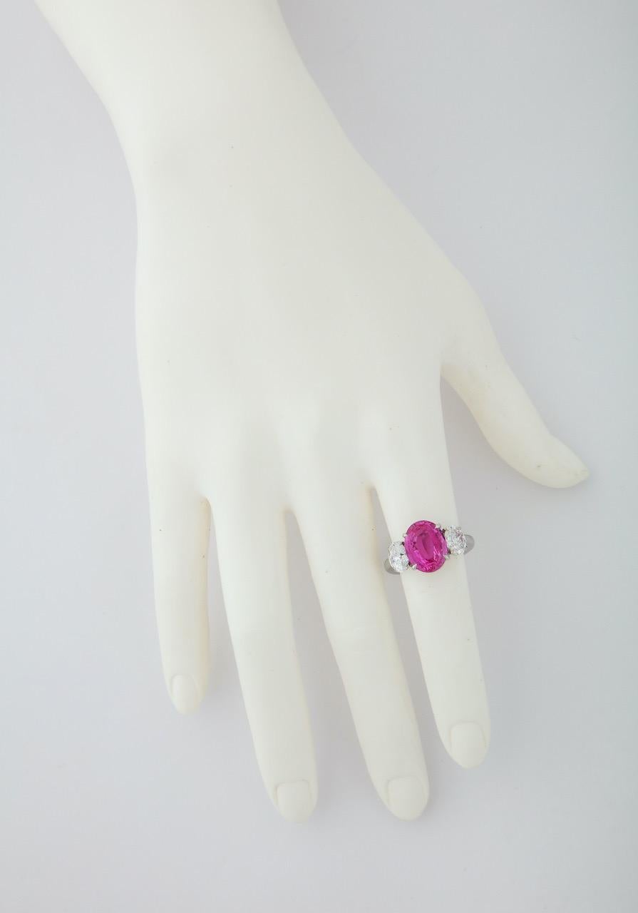 Rosa Saphir Diamant 3-Stein-Ring (Ovalschliff) im Angebot