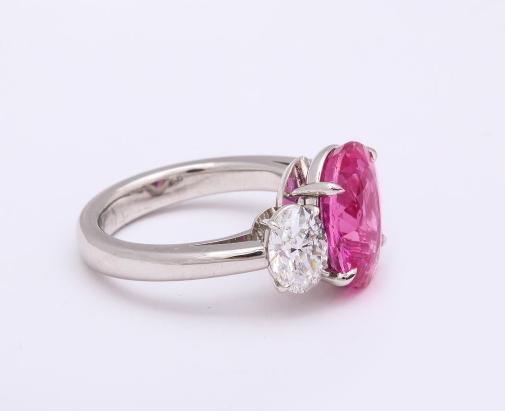 Bague à 3 pierres en saphir rose et diamant Neuf - En vente à Bal Harbour, FL