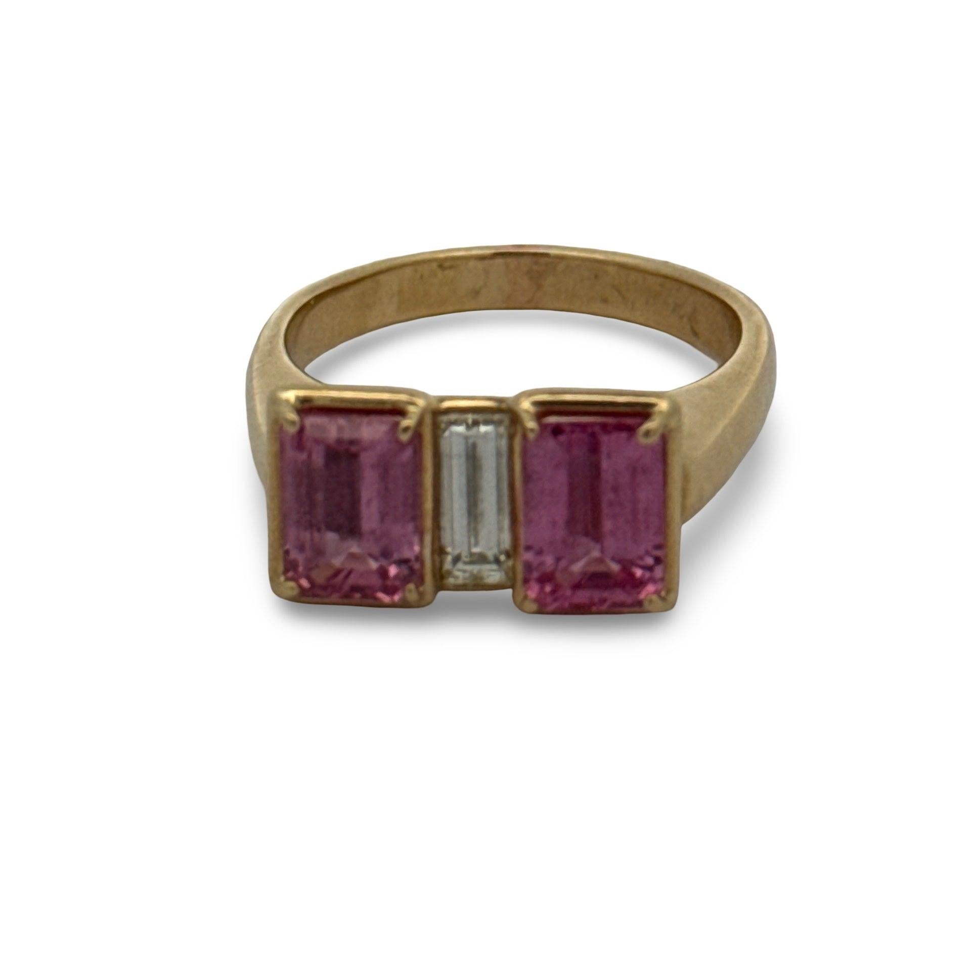Statement-Ring mit rosa Saphir, Diamant und 18 Karat Gelbgold (Moderne) im Angebot