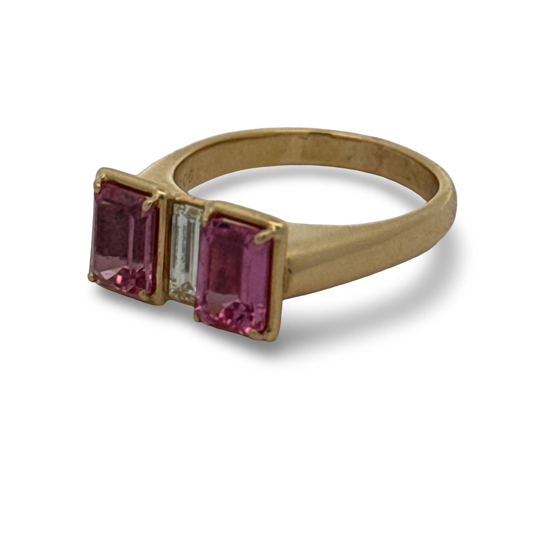 Statement-Ring mit rosa Saphir, Diamant und 18 Karat Gelbgold im Zustand „Hervorragend“ im Angebot in Derby, NY