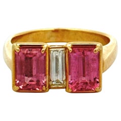 Anello con zaffiro rosa, diamante e oro giallo 18K