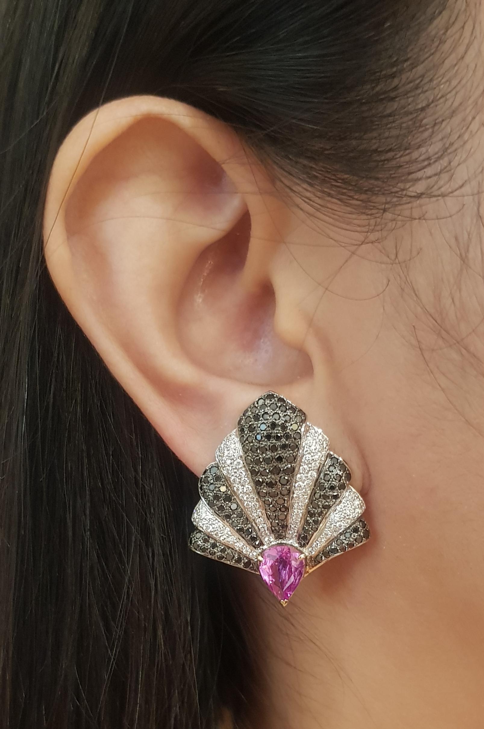 Rosa Saphir 3,14 Karat, Diamant 0,94 Karat und schwarzer Diamant 2,32 Karat Ohrringe in 18K Goldfassung

Breite: 2.7 cm 
Länge: 3.1 cm
Gesamtgewicht: 16,39 Gramm

