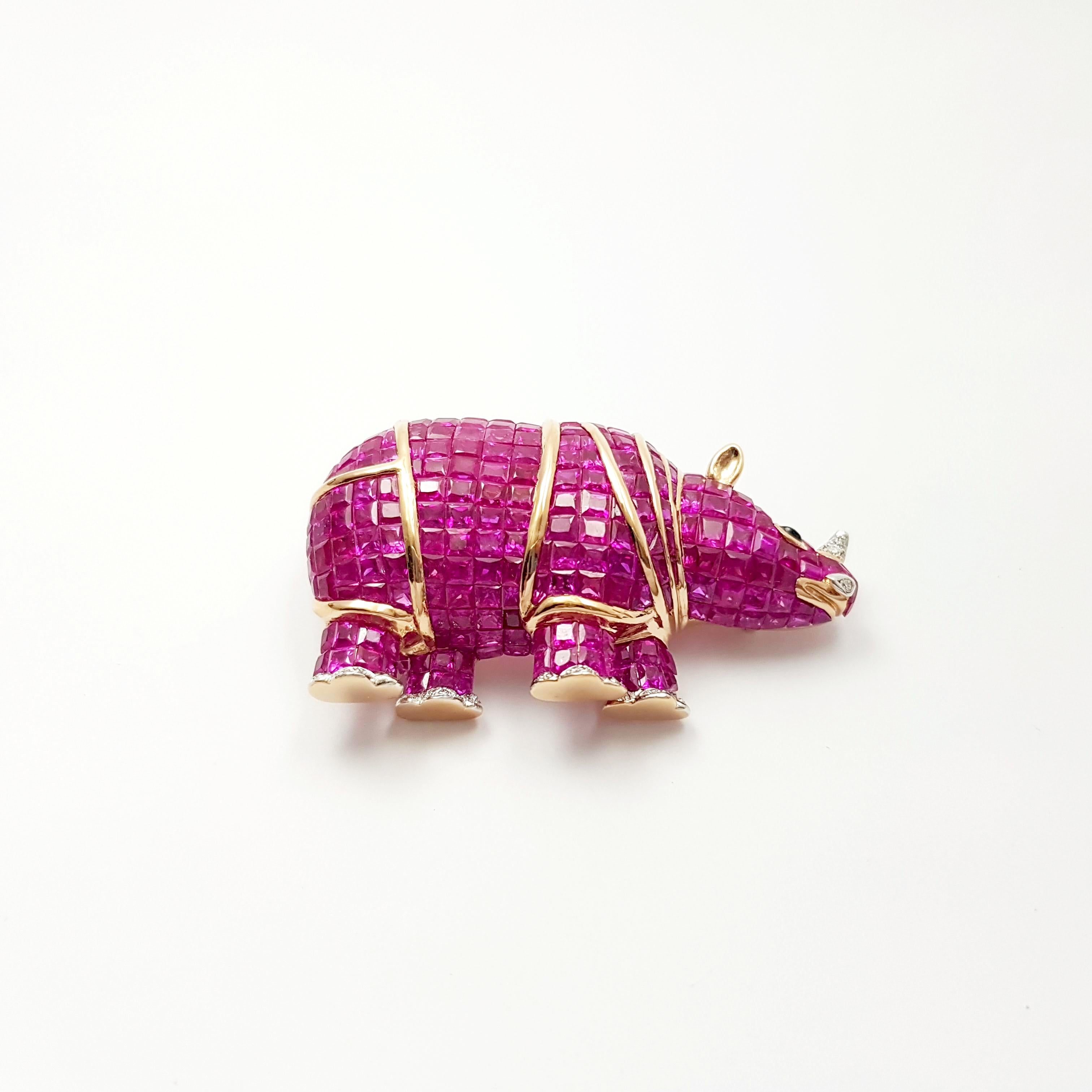 Zafiro rosa de 30,90 quilates, diamante de 0,23 quilates y zafiro negro de 0,05 quilates Broche de rinoceronte engastado en oro rosa de 18 quilates

Anchura: 5.0 cm 
Longitud: 3.0 cm
Peso total: 31,85 gramos

