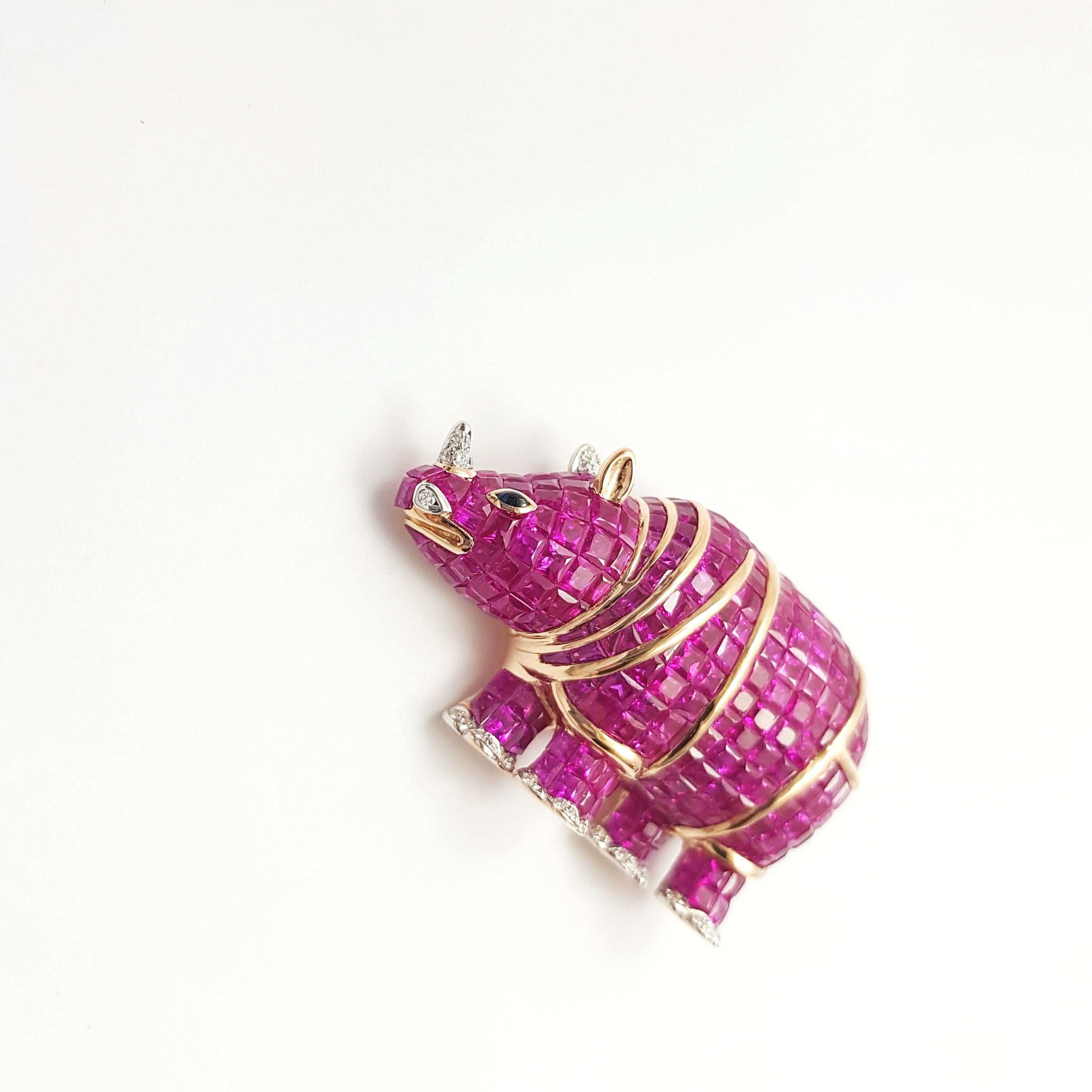 Broche rinoceronte de zafiro rosa, diamante y zafiro negro engastado en oro rosa de 18 quilates Contemporáneo en venta